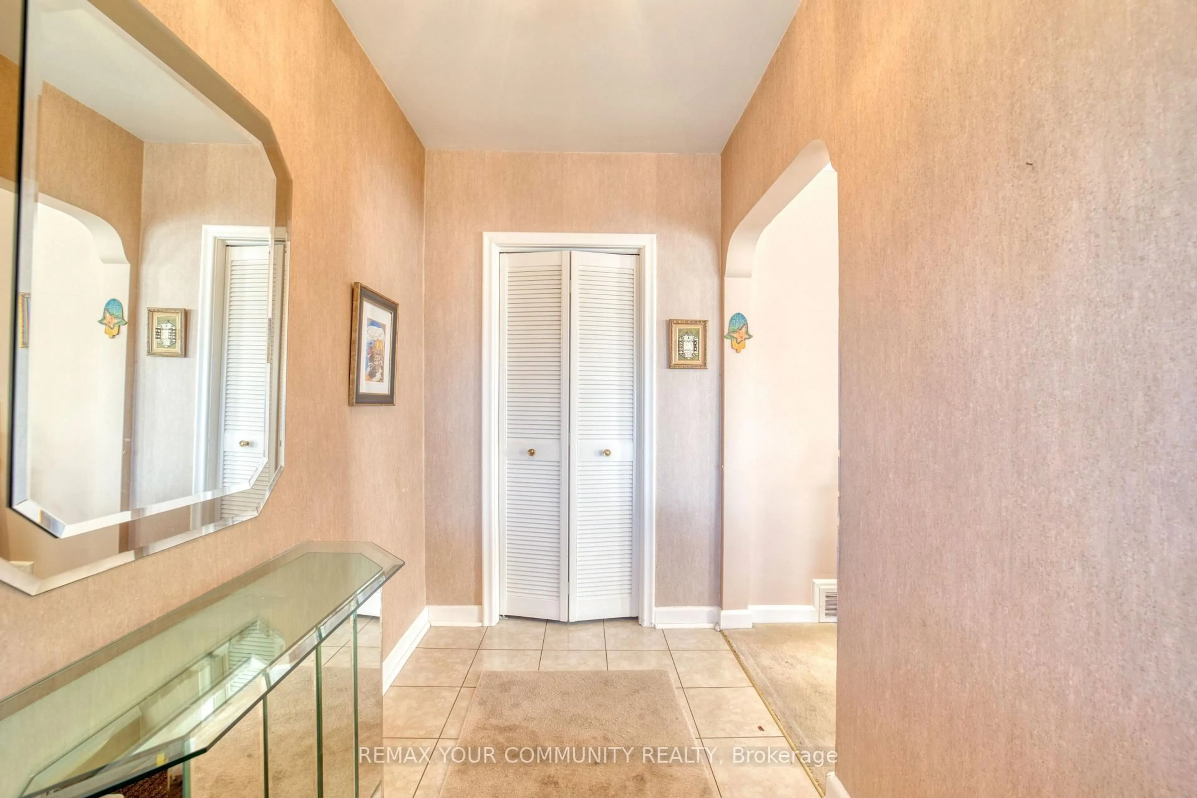 Indoor entryway for 48 Alexis Blvd, Toronto Ontario M3H 2P4