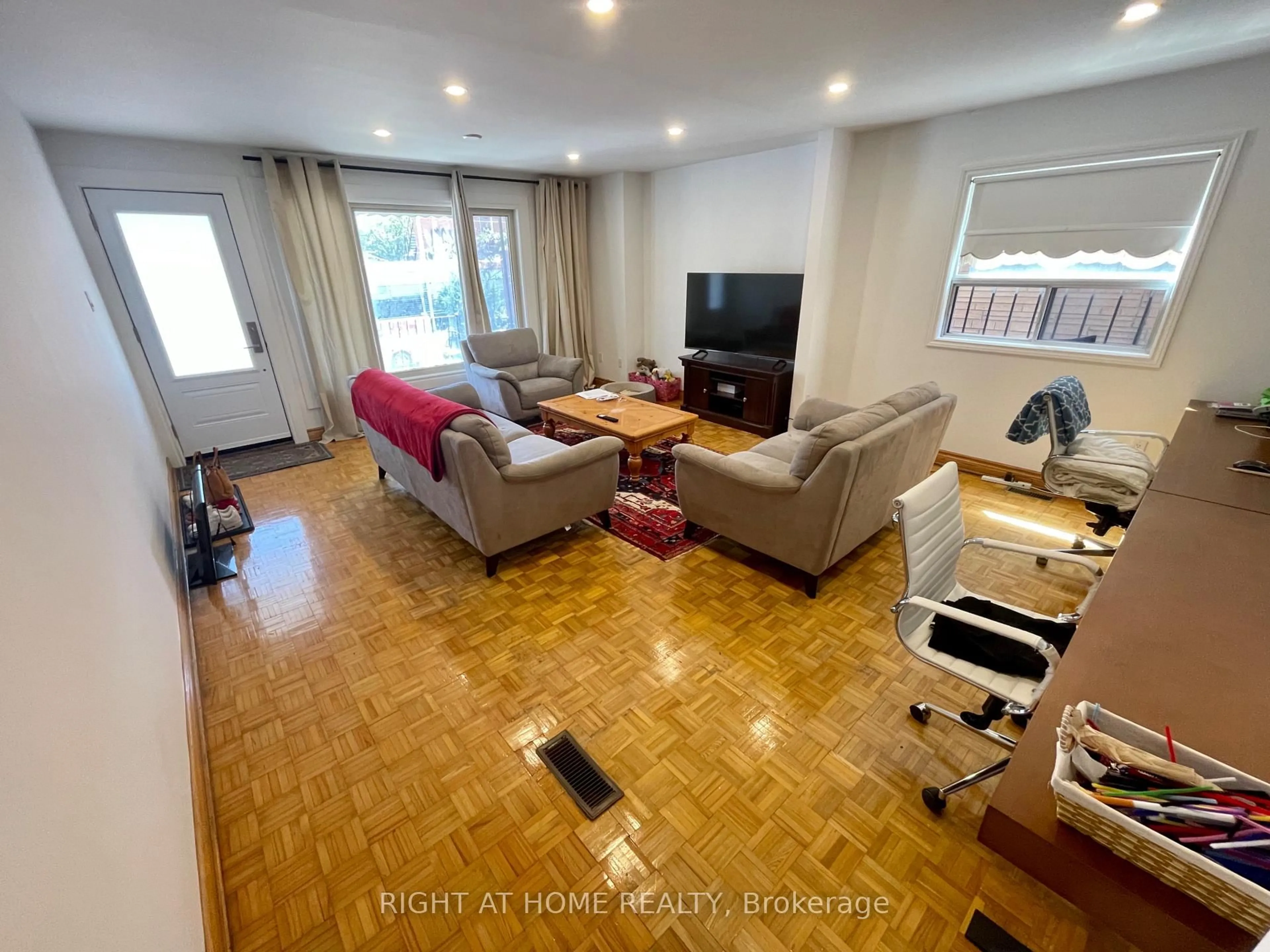 Living room with furniture, unknown for 40 Bellevue Ave, Toronto Ontario M5T 2N4