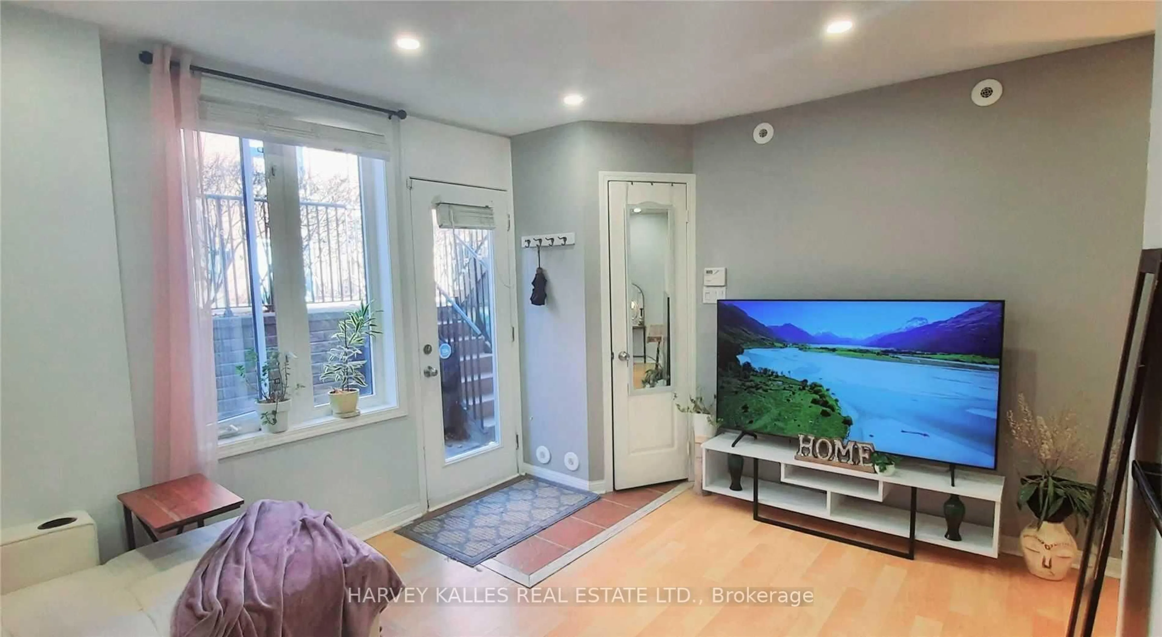 Unknown for 28 Douro St #220, Toronto Ontario M6K 3M4