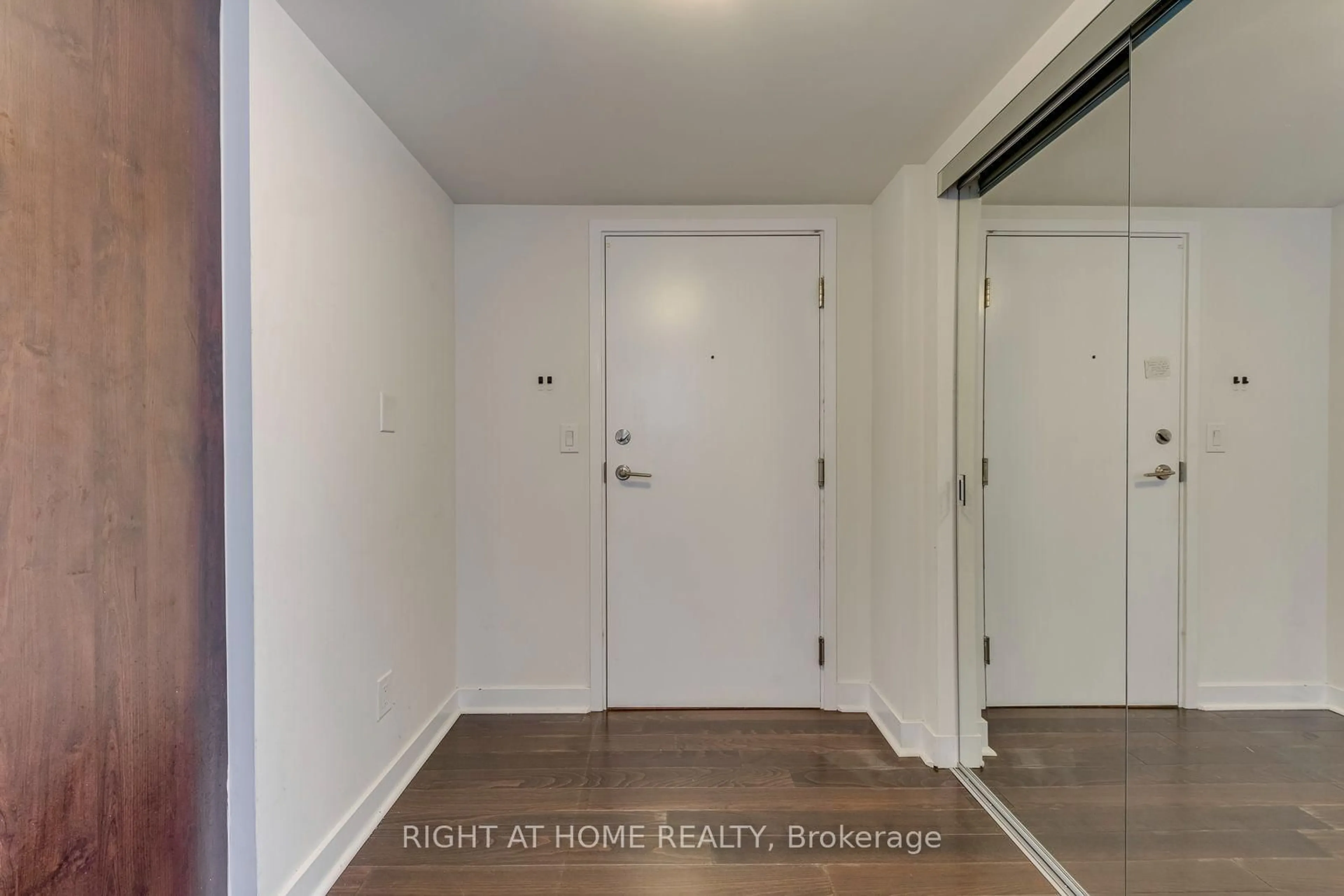 Indoor entryway for 295 Adelaide St #1306, Toronto Ontario M5V 0L4