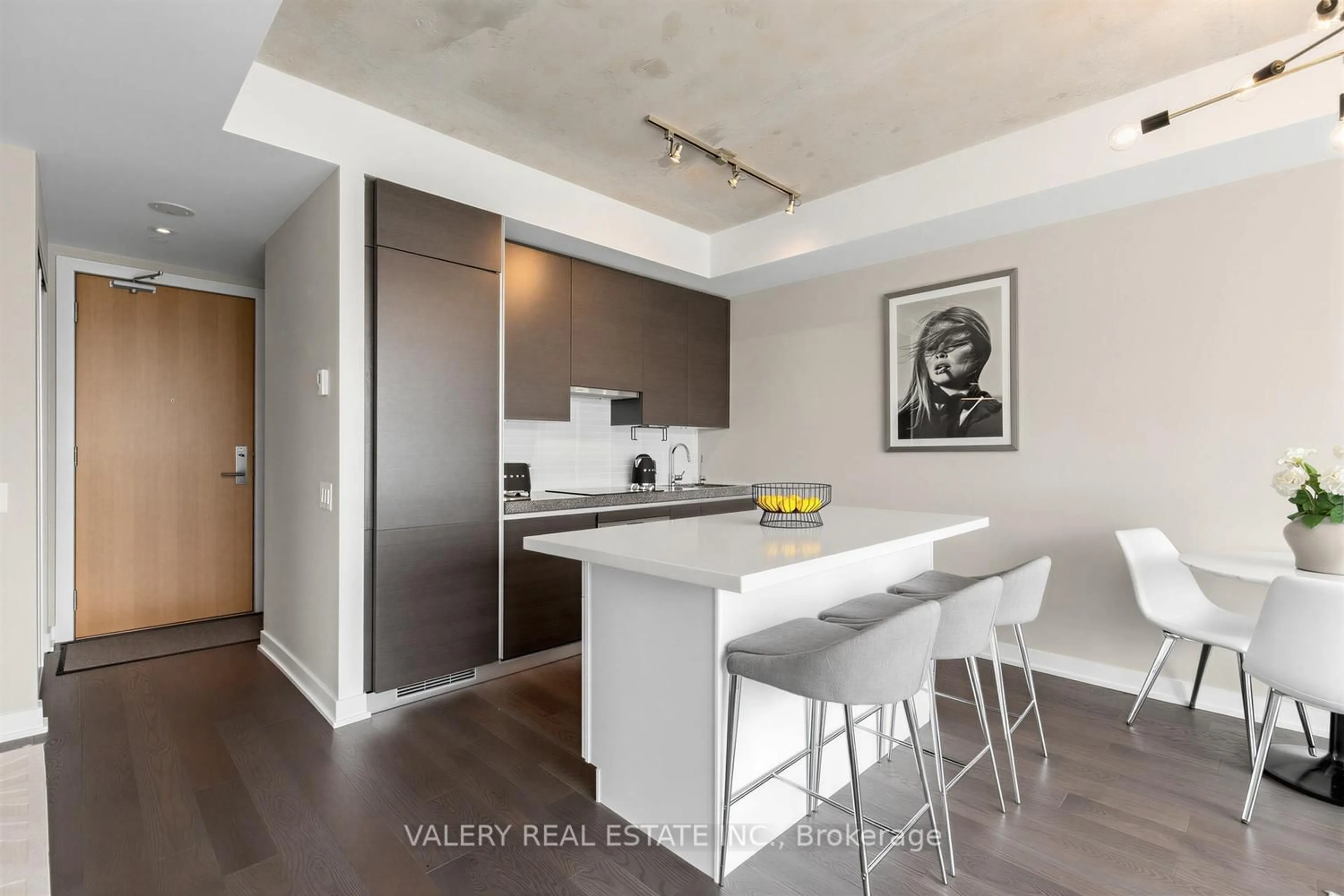 Open concept kitchen, unknown for 629 King St #1022, Toronto Ontario M5V 0G9
