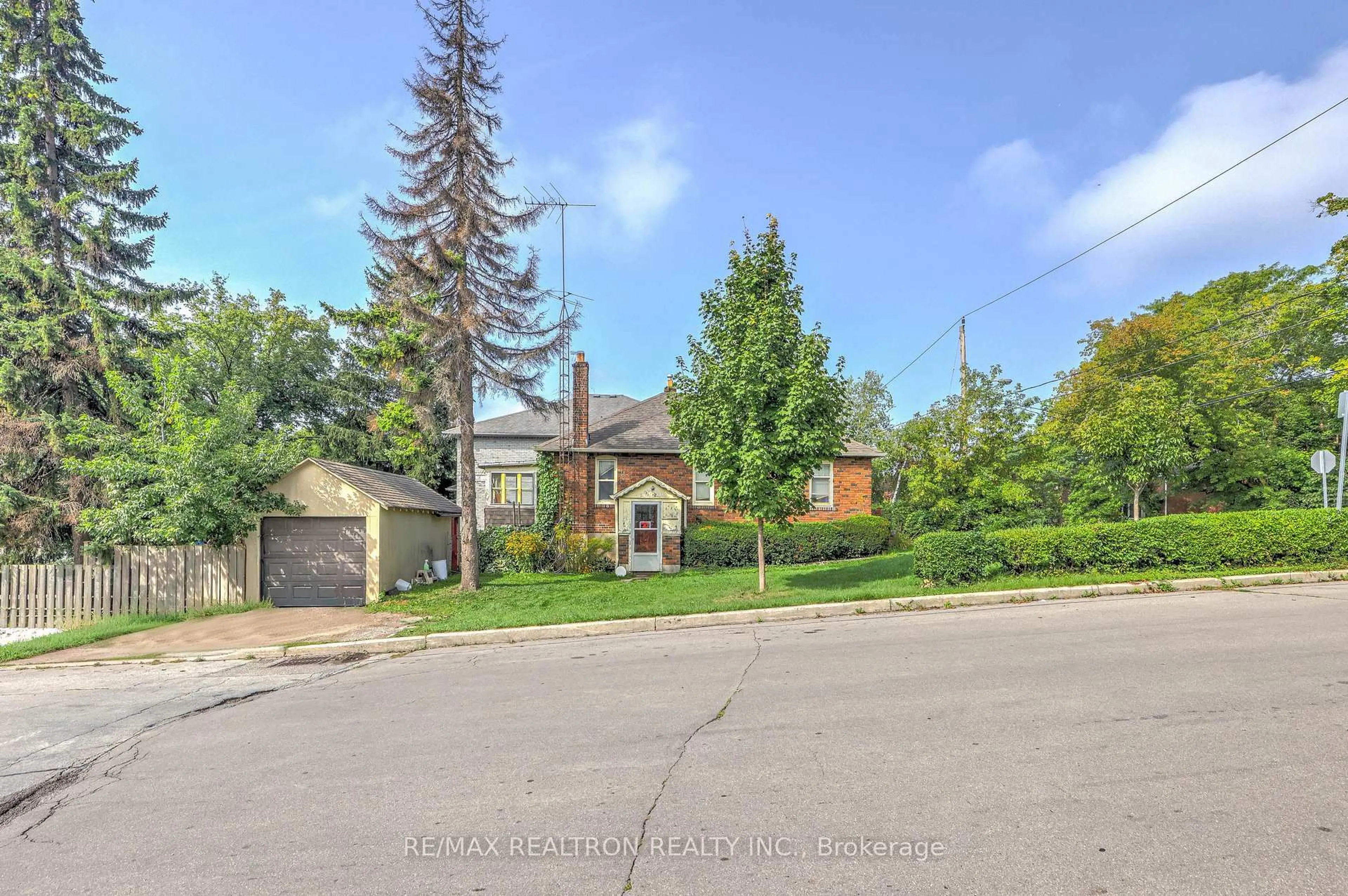 A pic from outside/outdoor area/front of a property/back of a property/a pic from drone, street for 143 Harlandale Ave, Toronto Ontario M2N 1P5