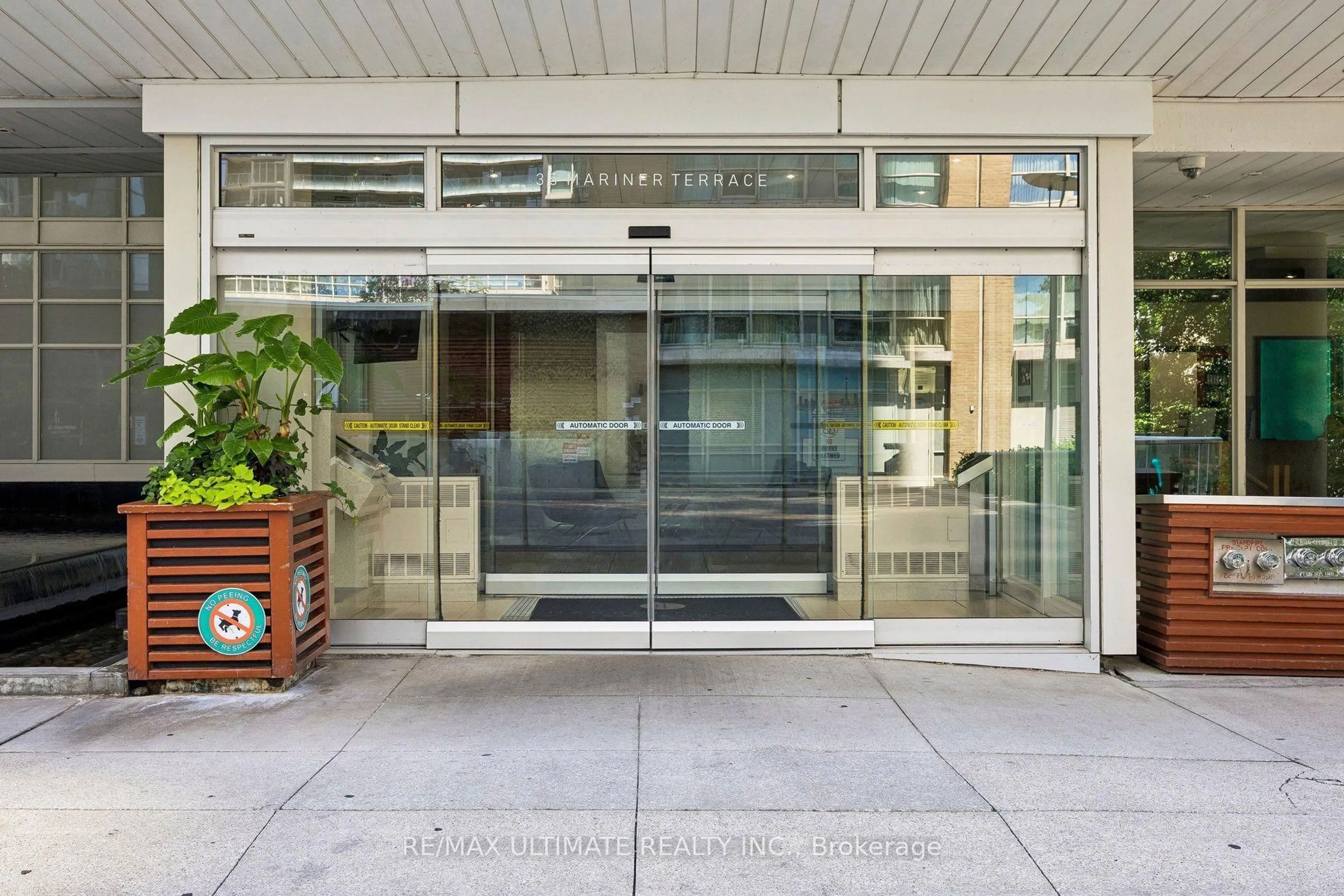 Indoor foyer for 35 Mariner Terr #1812, Toronto Ontario M5V 3V9