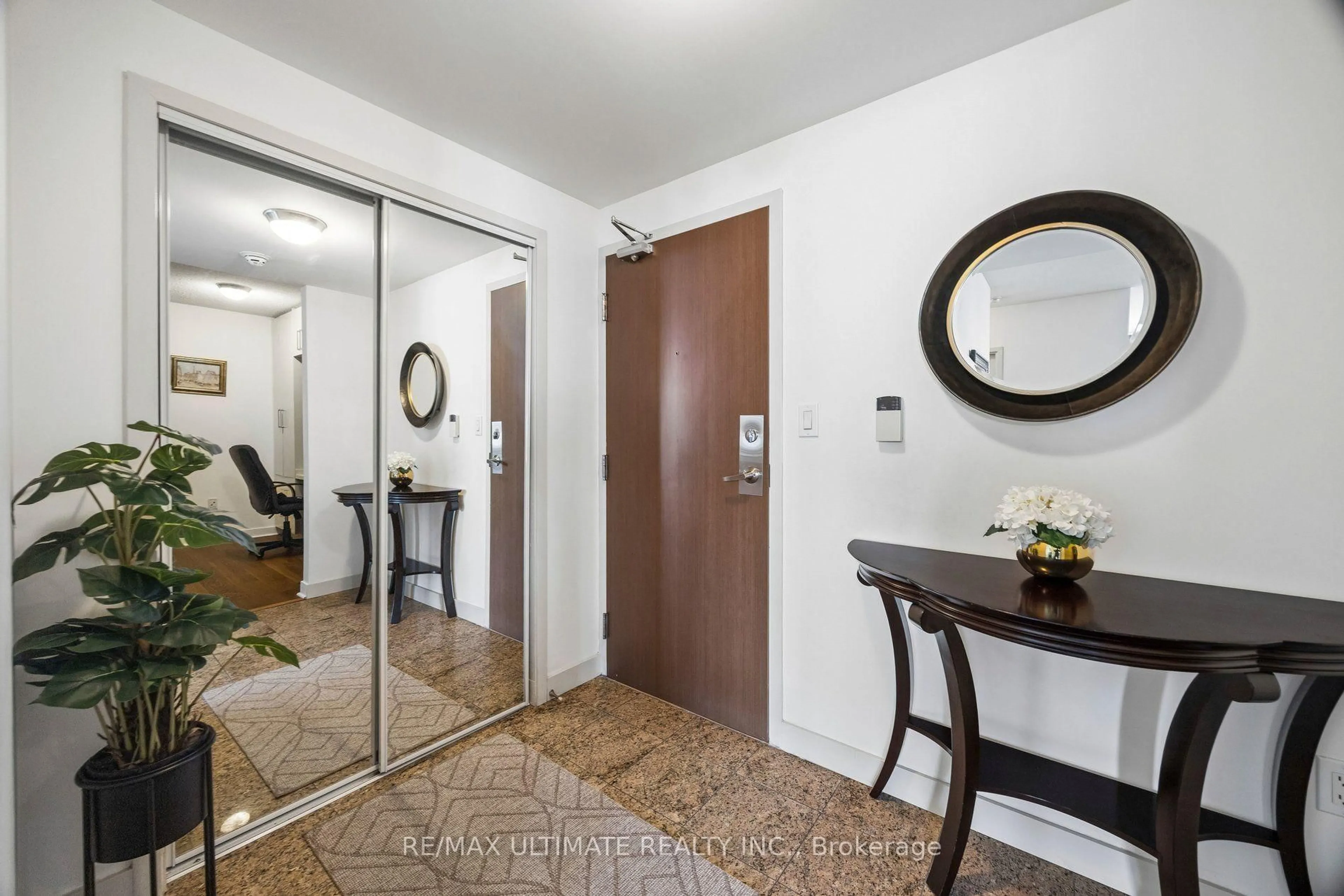 Indoor entryway for 35 Mariner Terr #1812, Toronto Ontario M5V 3V9