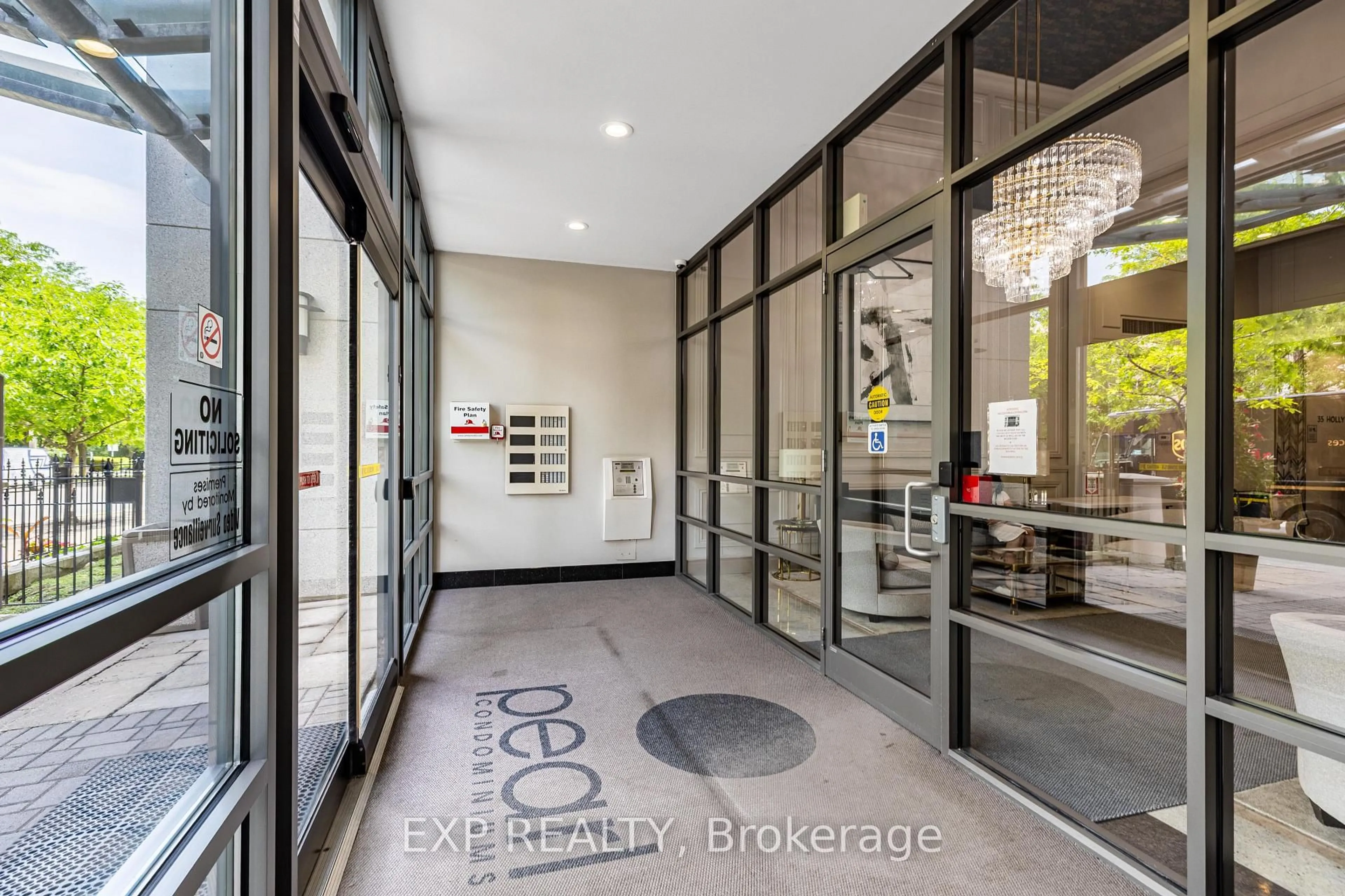 Indoor foyer for 35 Hollywood Ave #311, Toronto Ontario M2N 0A9