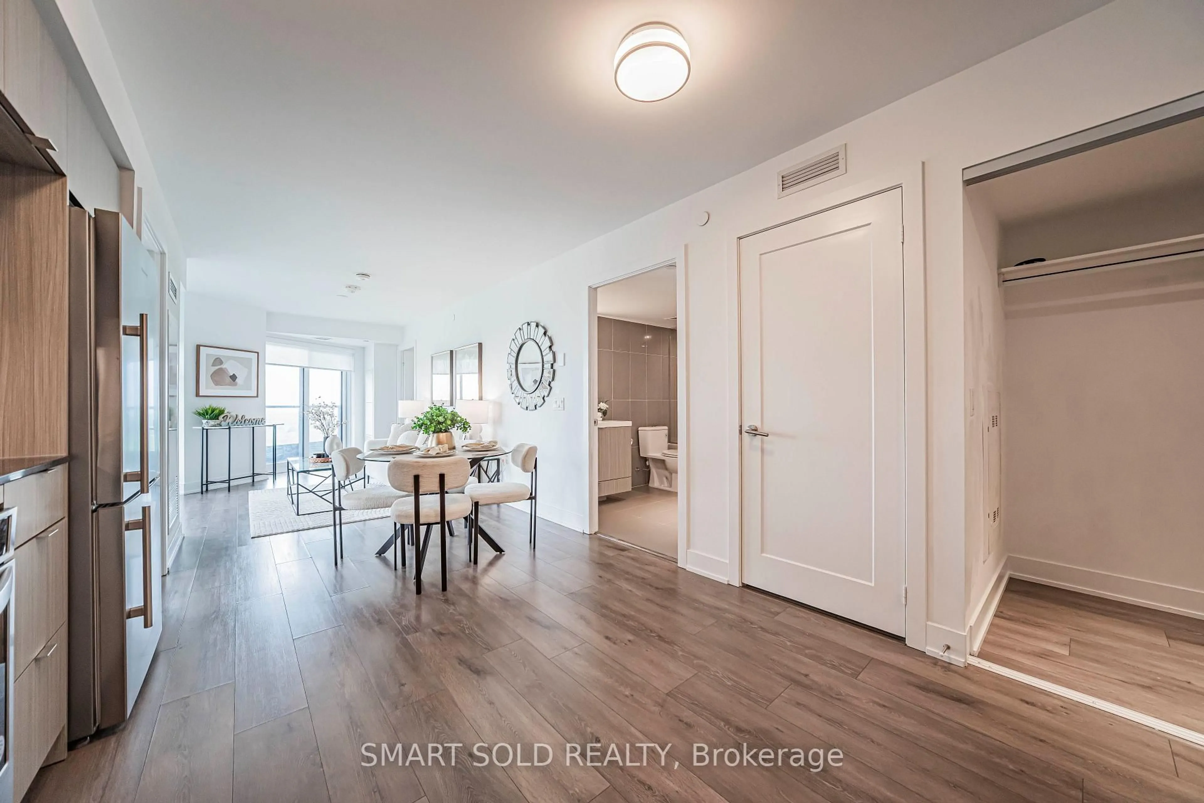 Indoor entryway for 585 Bloor St #2017, Toronto Ontario M6G 1K5