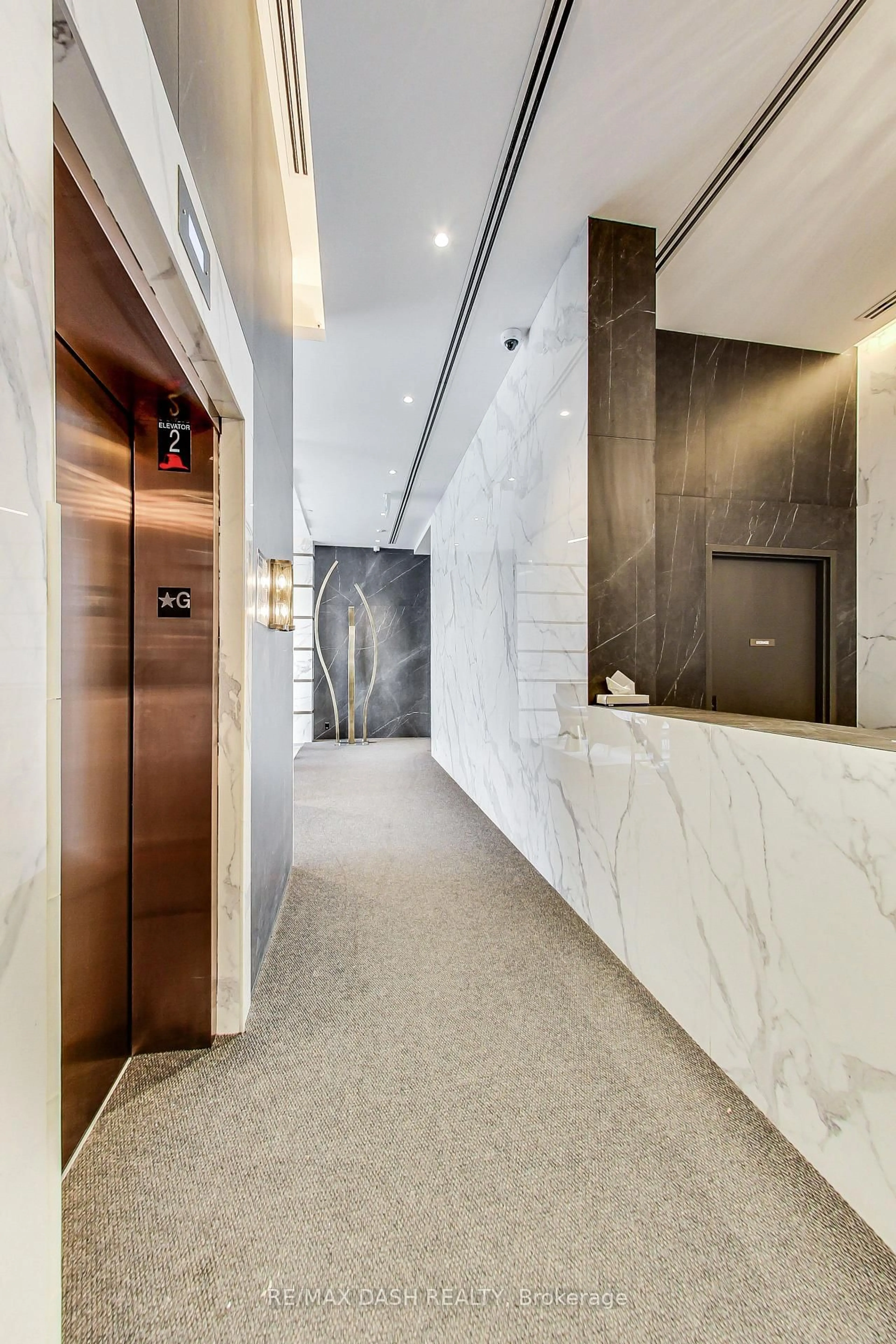 Indoor foyer for 151 Avenue Rd #501, Toronto Ontario M5R 2H7