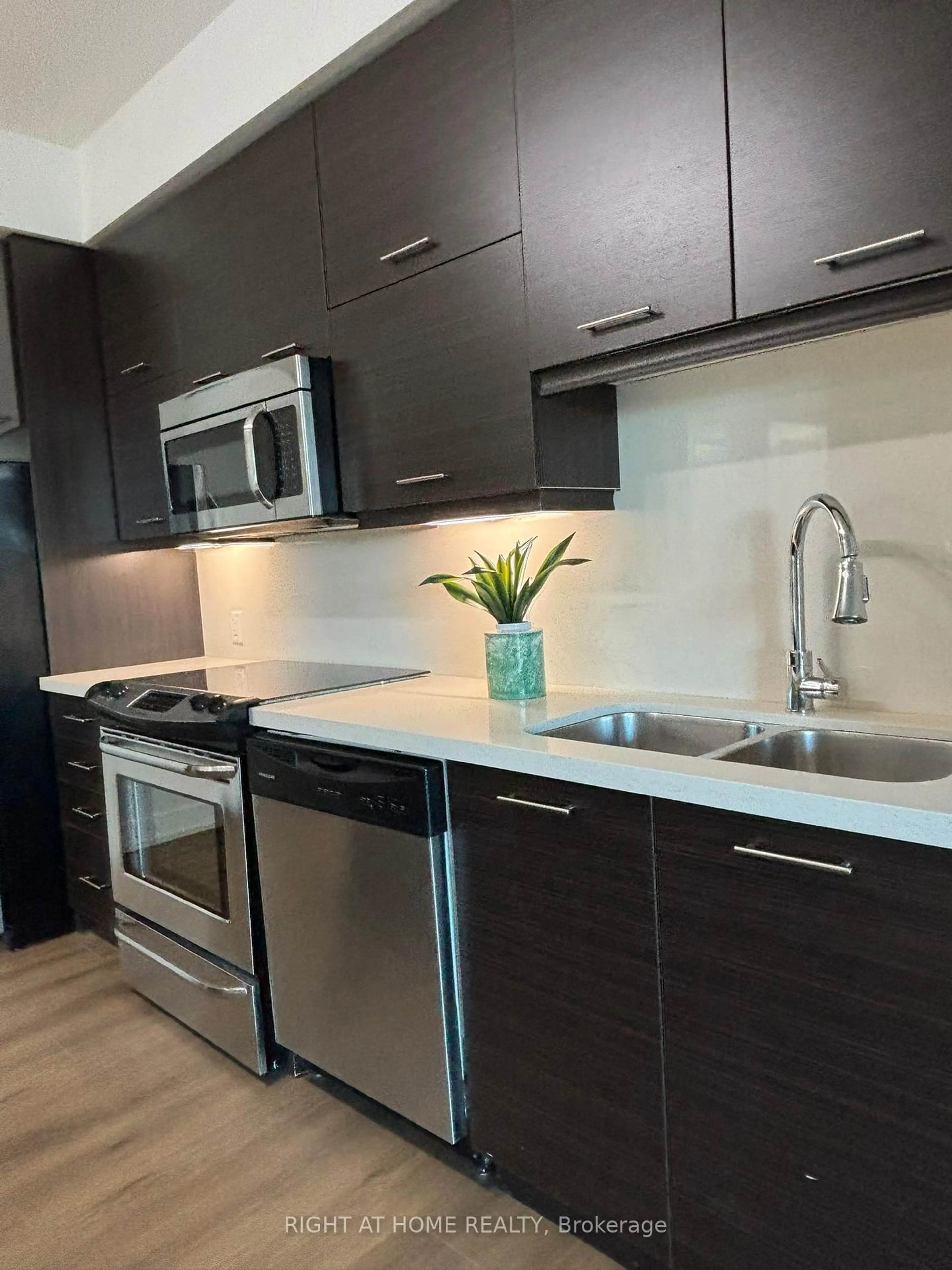 Standard kitchen, unknown for 26 Norton Ave #805, Toronto Ontario M2N 0H6