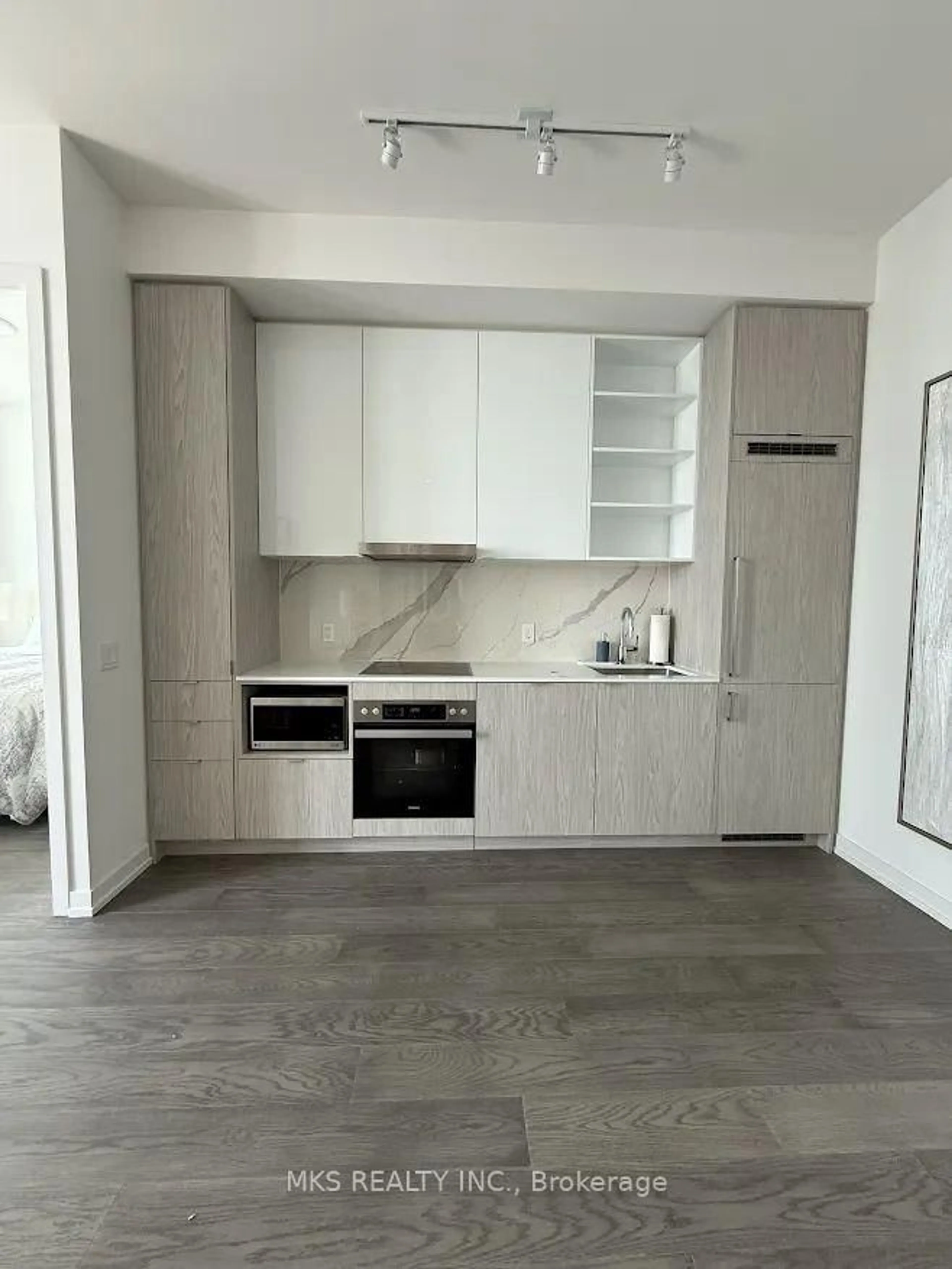 Standard kitchen, wood/laminate floor for 55 Cooper St #PH112, Toronto Ontario M5E 0E4