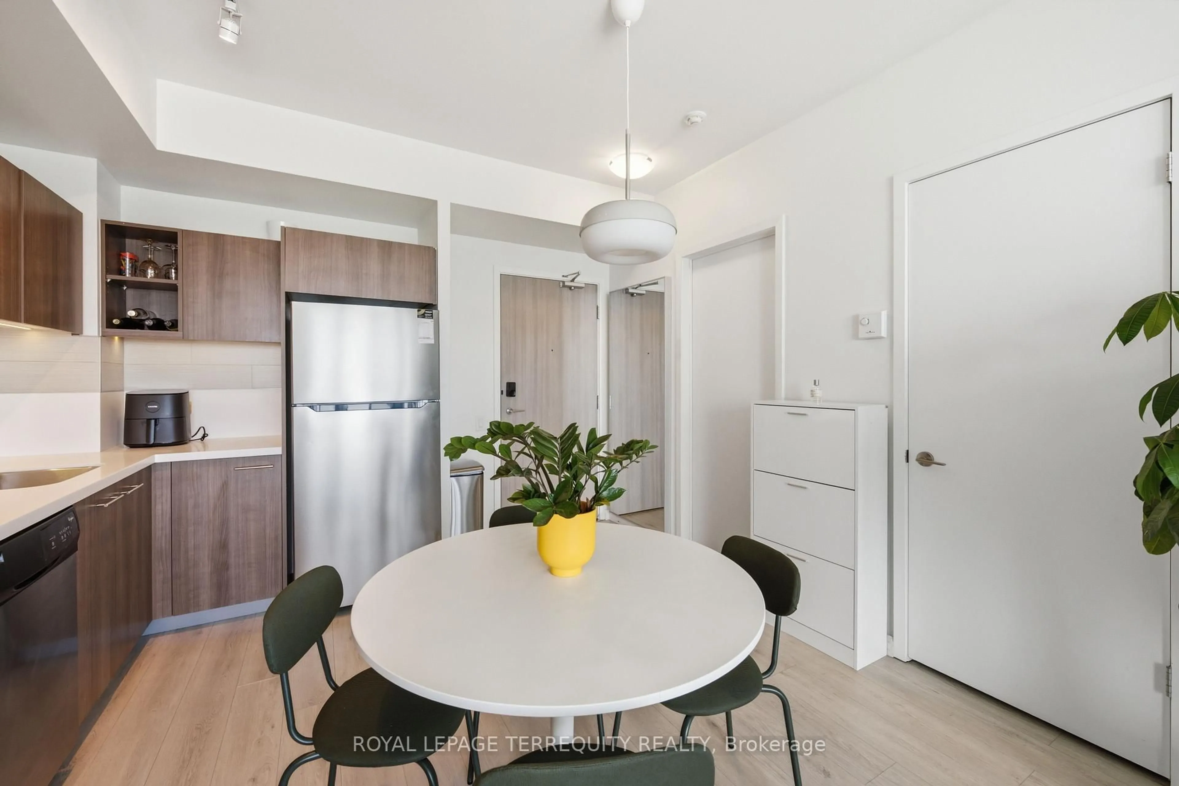 Standard kitchen, unknown for 70 Distillery Lane #2107, Toronto Ontario M5A 0E3