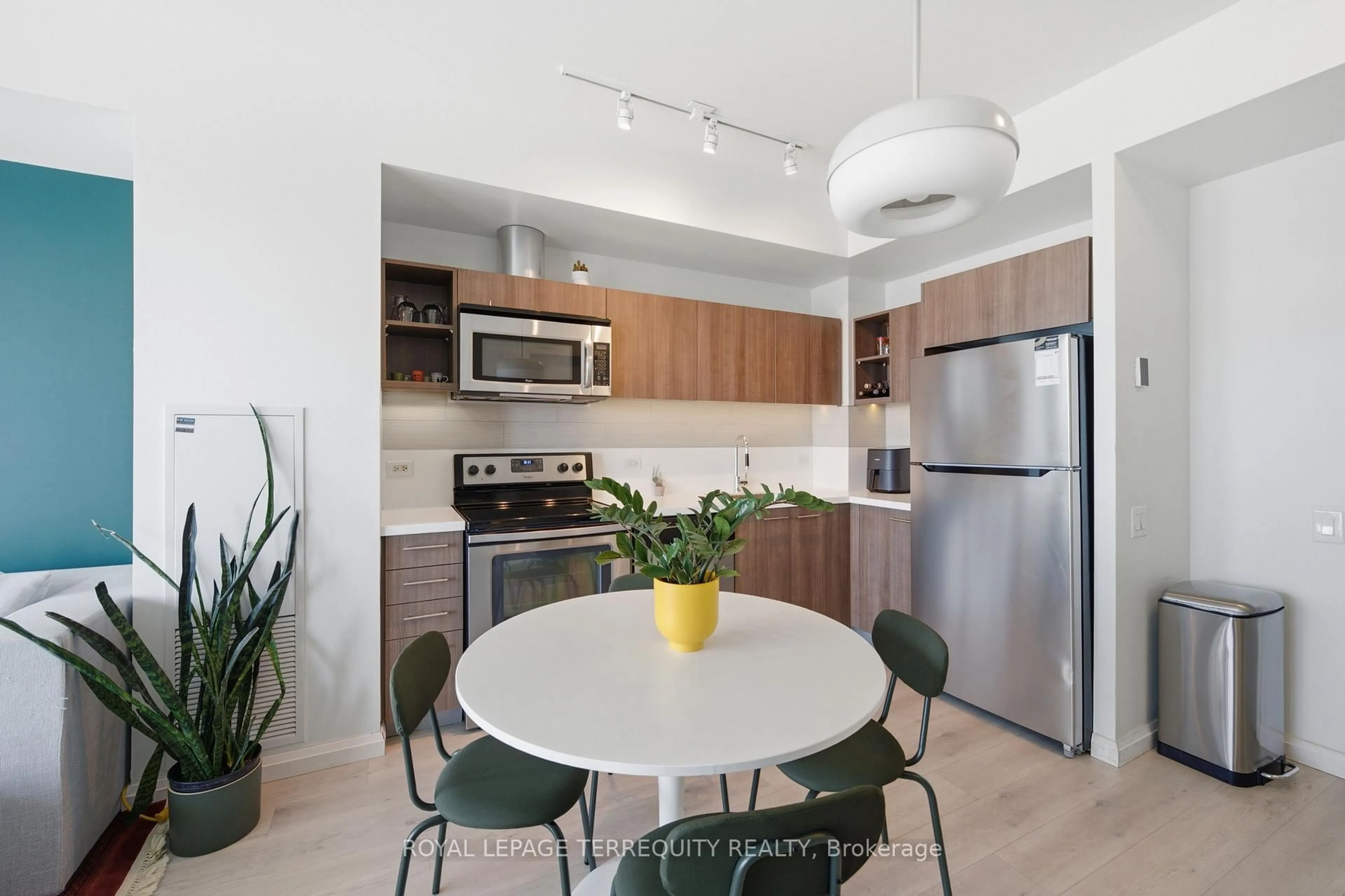 Standard kitchen, unknown for 70 Distillery Lane #2107, Toronto Ontario M5A 0E3