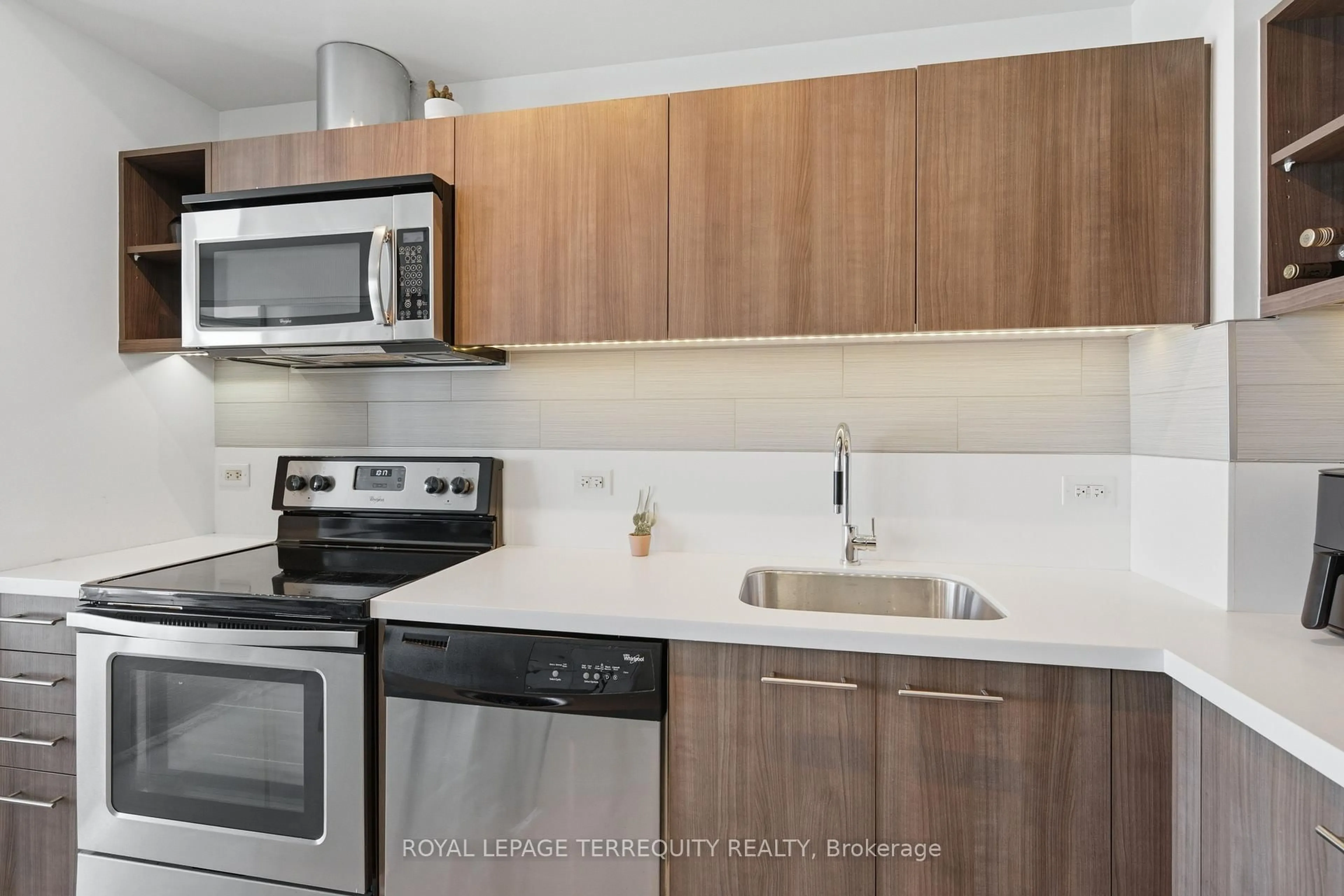 Standard kitchen, unknown for 70 Distillery Lane #2107, Toronto Ontario M5A 0E3