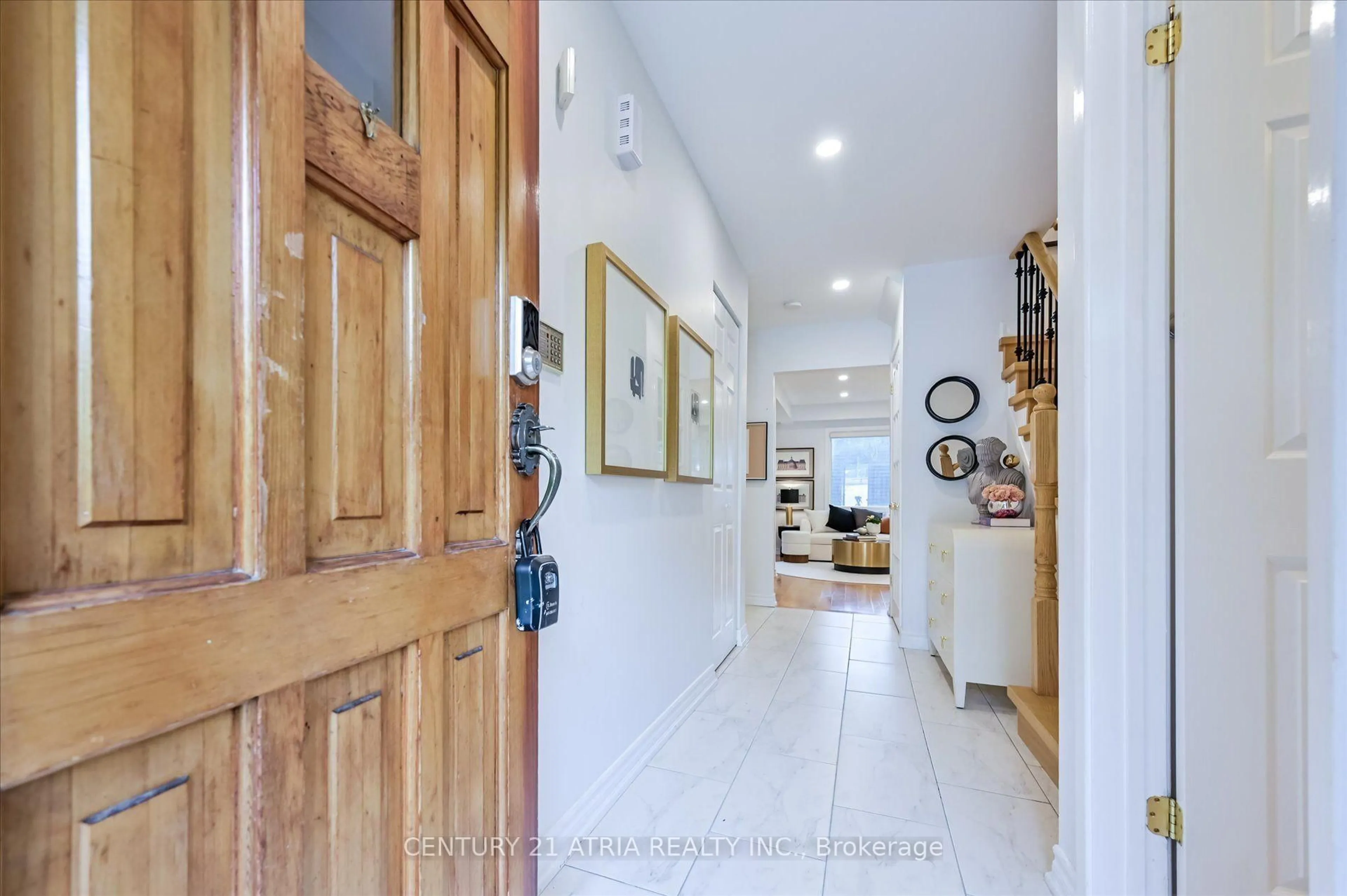 Indoor foyer for 19 Aspenwood Dr, Toronto Ontario M2H 3E1
