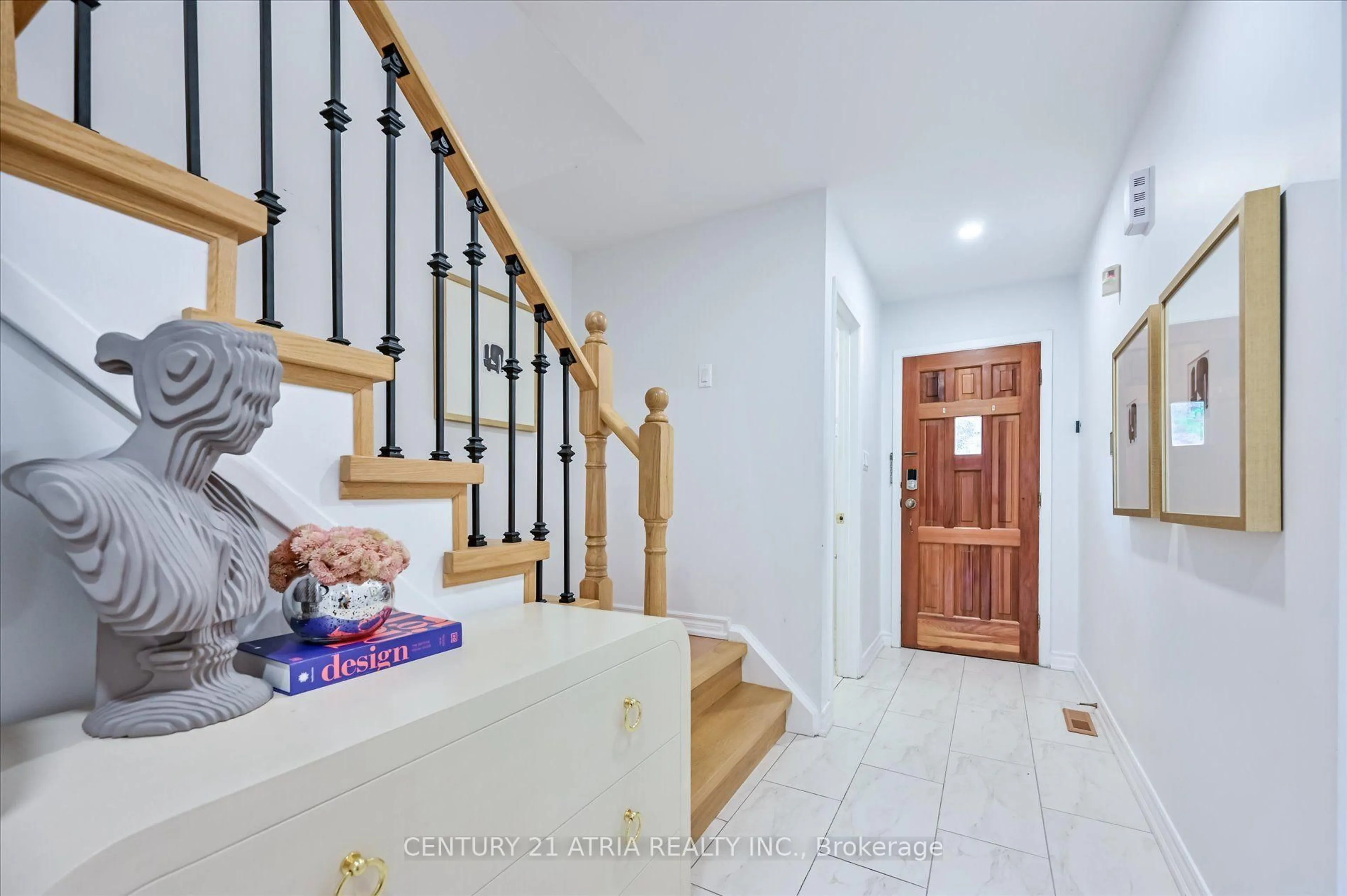 Indoor foyer for 19 Aspenwood Dr, Toronto Ontario M2H 3E1