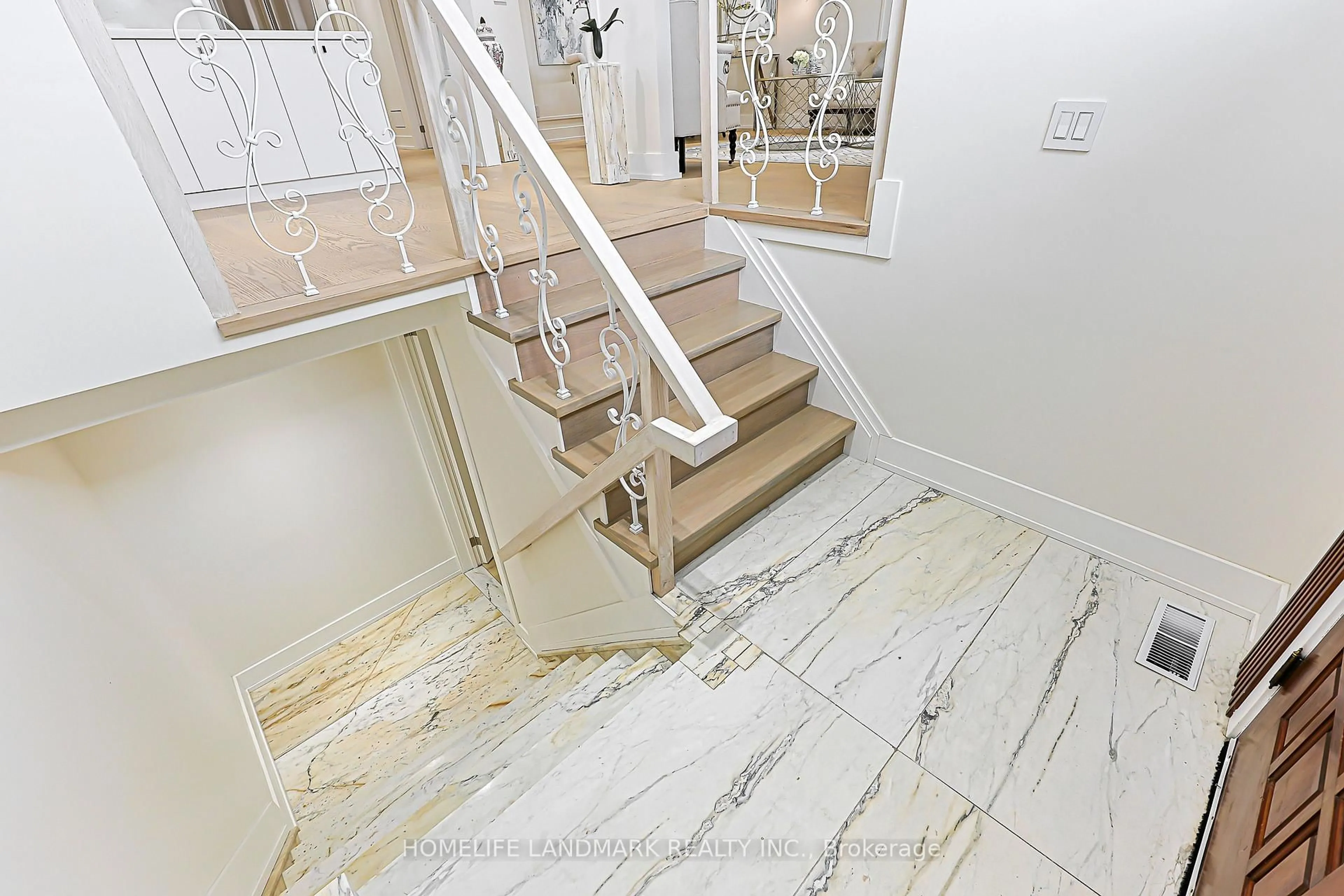Stairs for 74 Navaho Dr, Toronto Ontario M2H 2X3