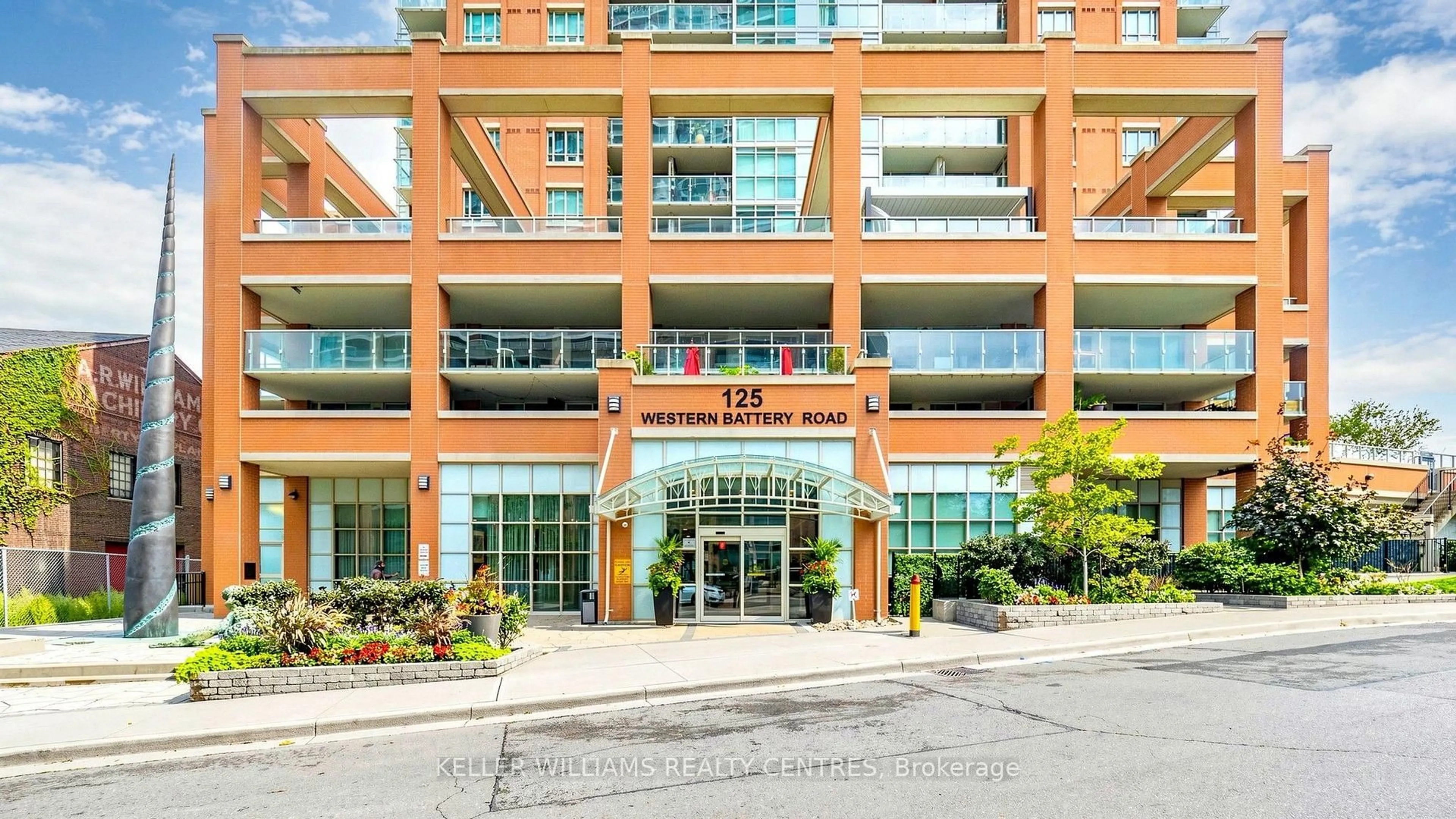 Indoor foyer for 125 Western Battery Rd #1006, Toronto Ontario M6K 3R8