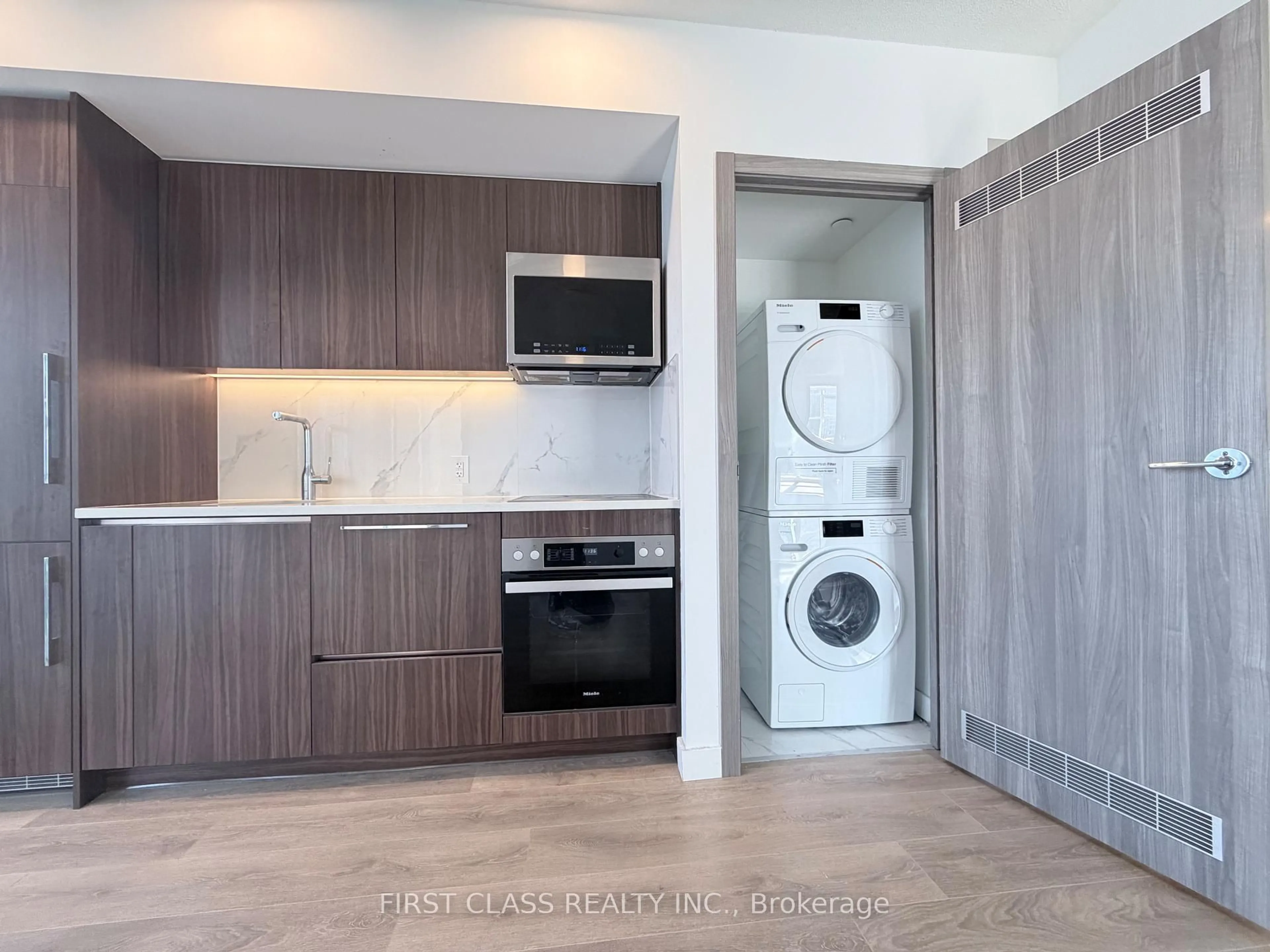 Standard kitchen, unknown for 38 Widmer St #3907, Toronto Ontario M5V 0P7