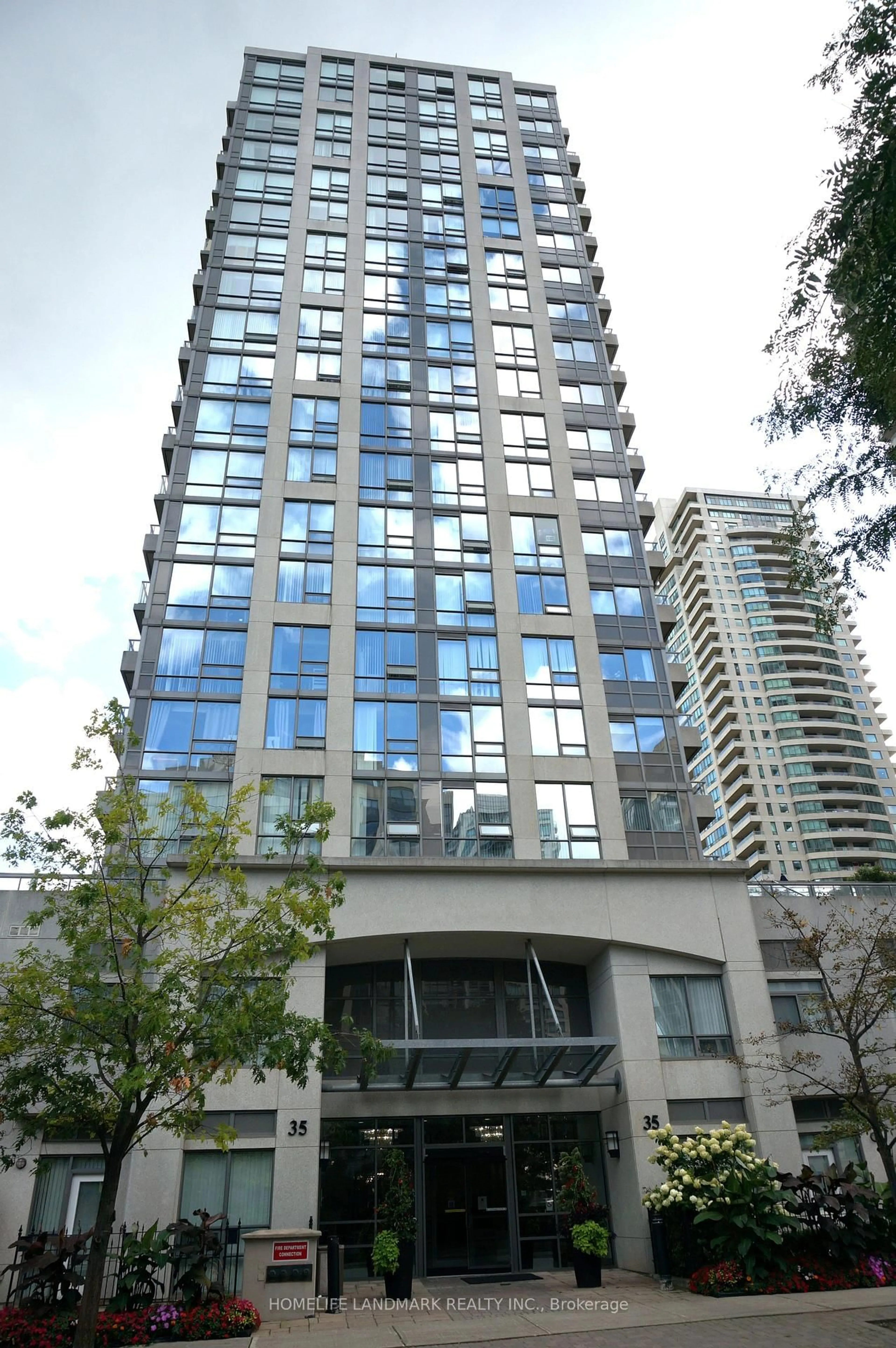 Indoor foyer for 35 Hollywood Ave, Toronto Ontario M2N 0A9