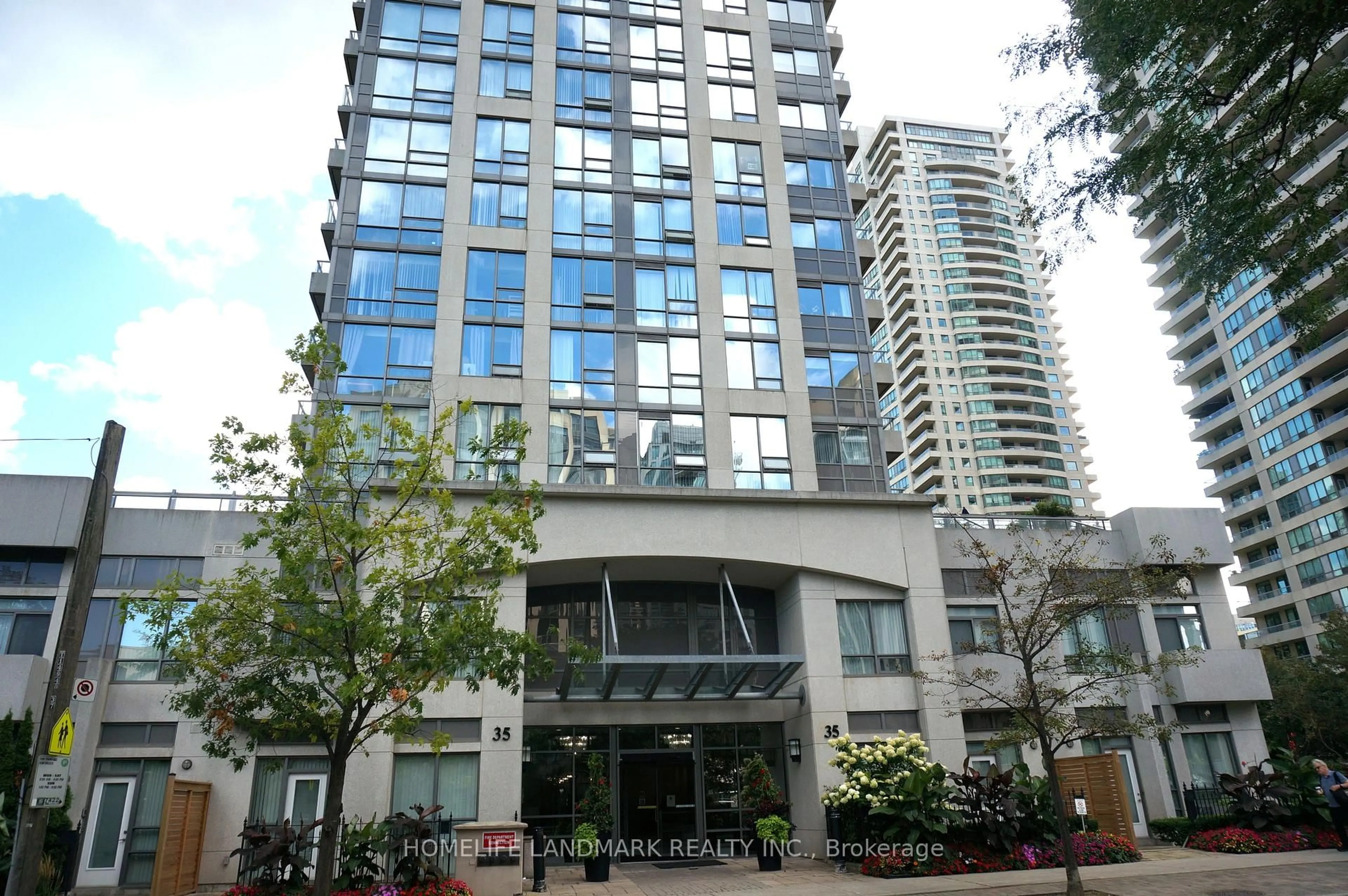 Indoor foyer for 35 Hollywood Ave, Toronto Ontario M2N 0A9