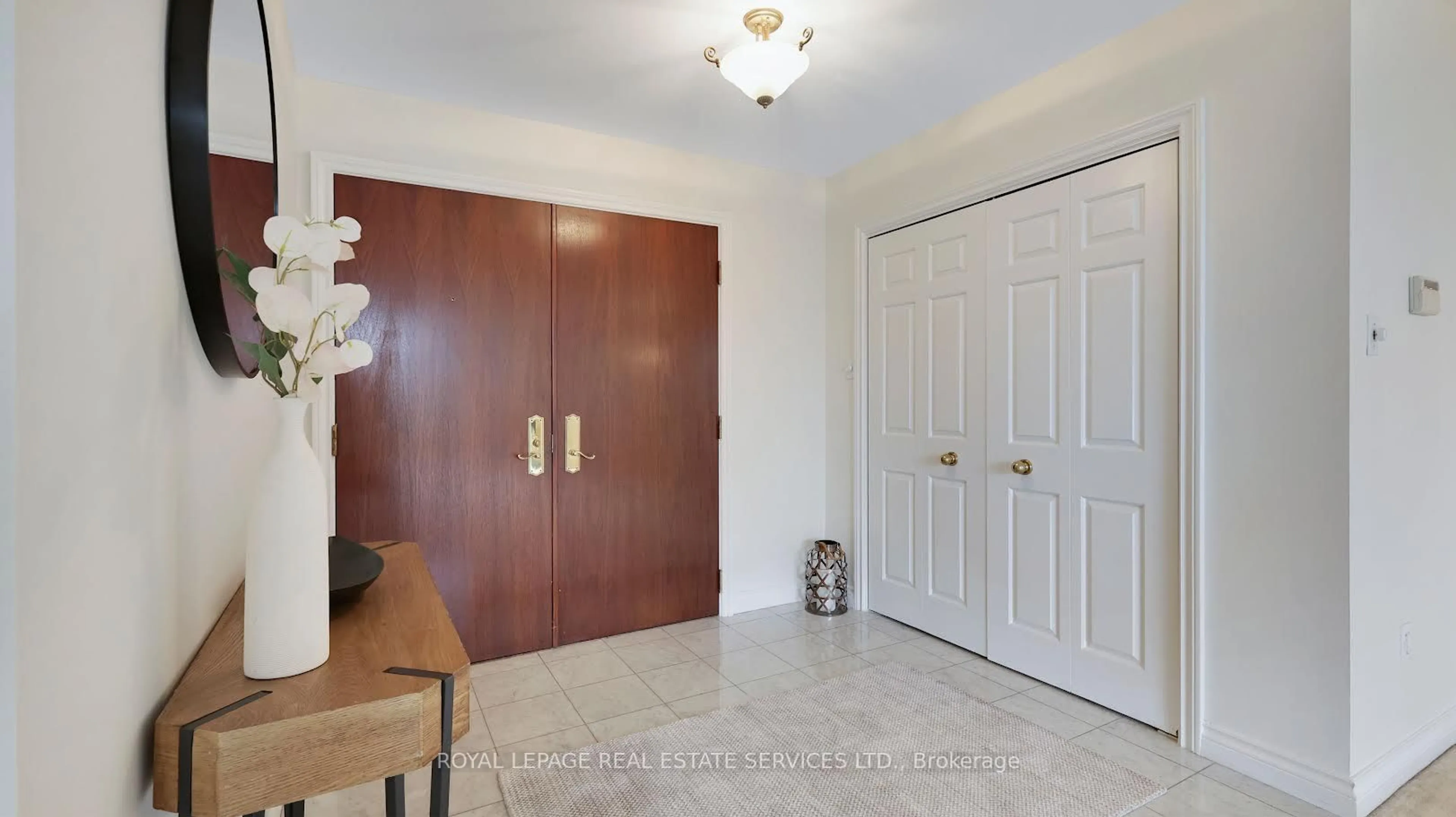 Indoor entryway for 215 The Donway #616, Toronto Ontario M3B 3P5