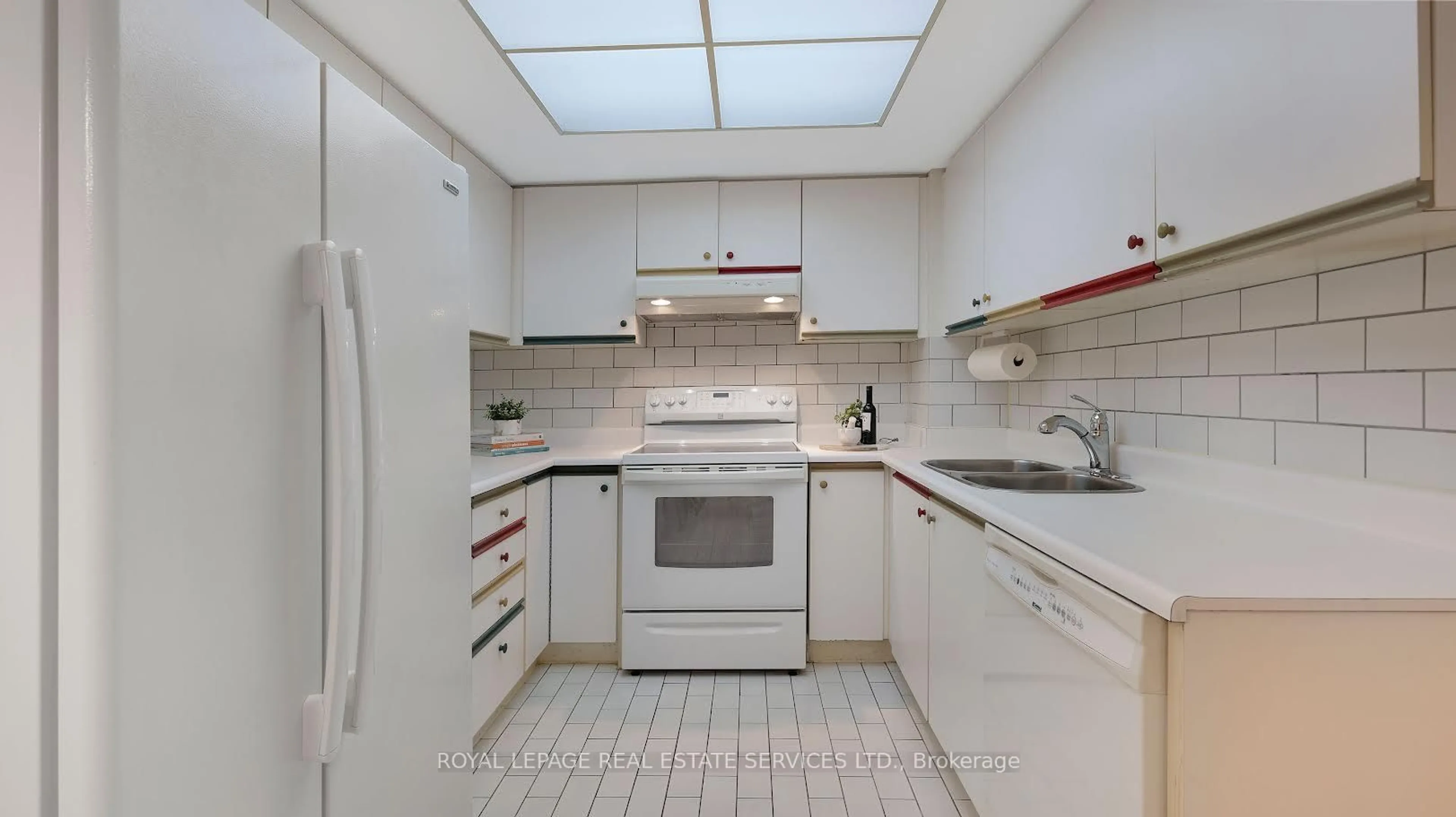 Standard kitchen, ceramic/tile floor for 215 The Donway #616, Toronto Ontario M3B 3P5