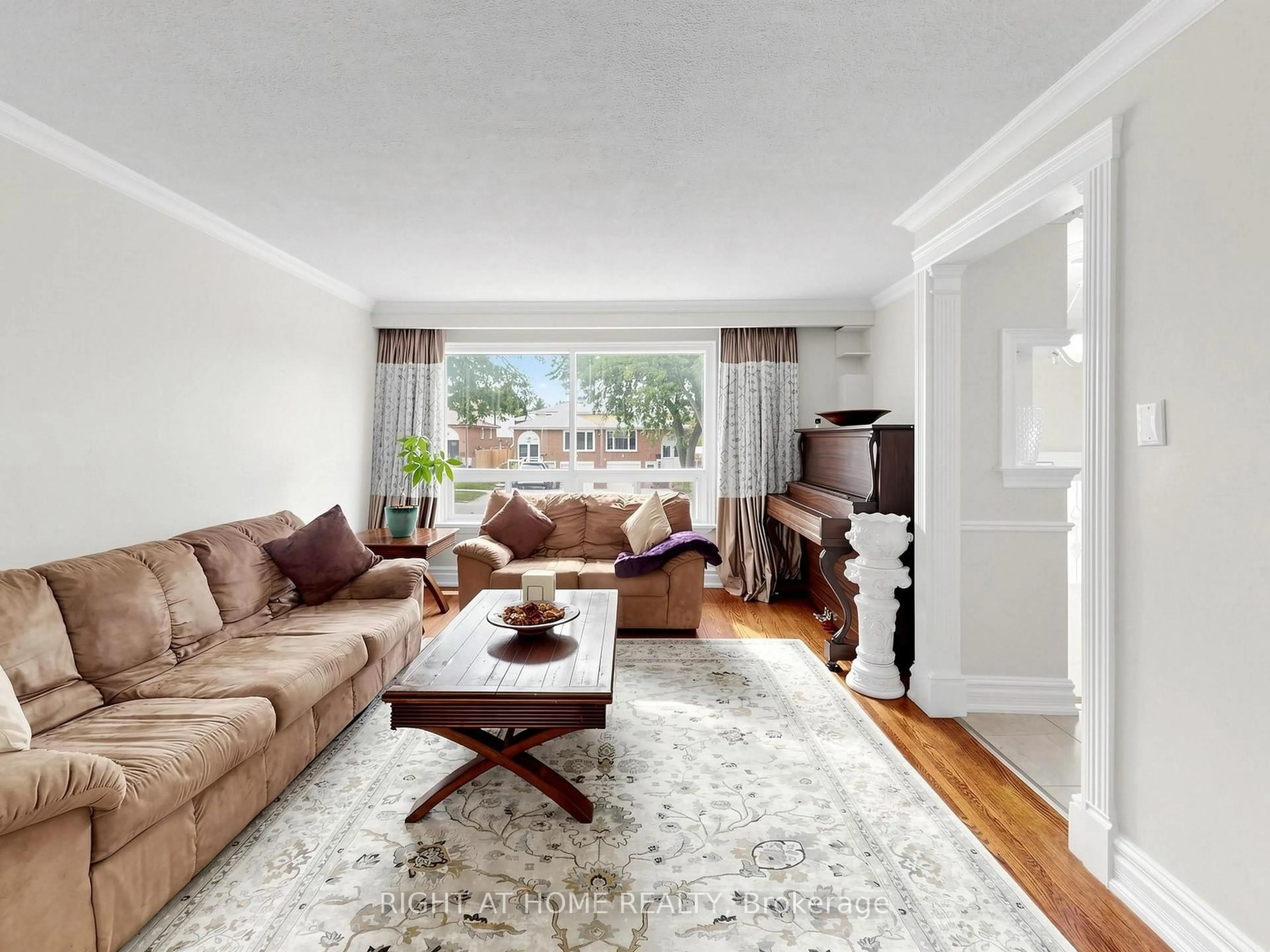 Living room with furniture, wood/laminate floor for 67 Ladner Dr, Toronto Ontario M2J 3Z9