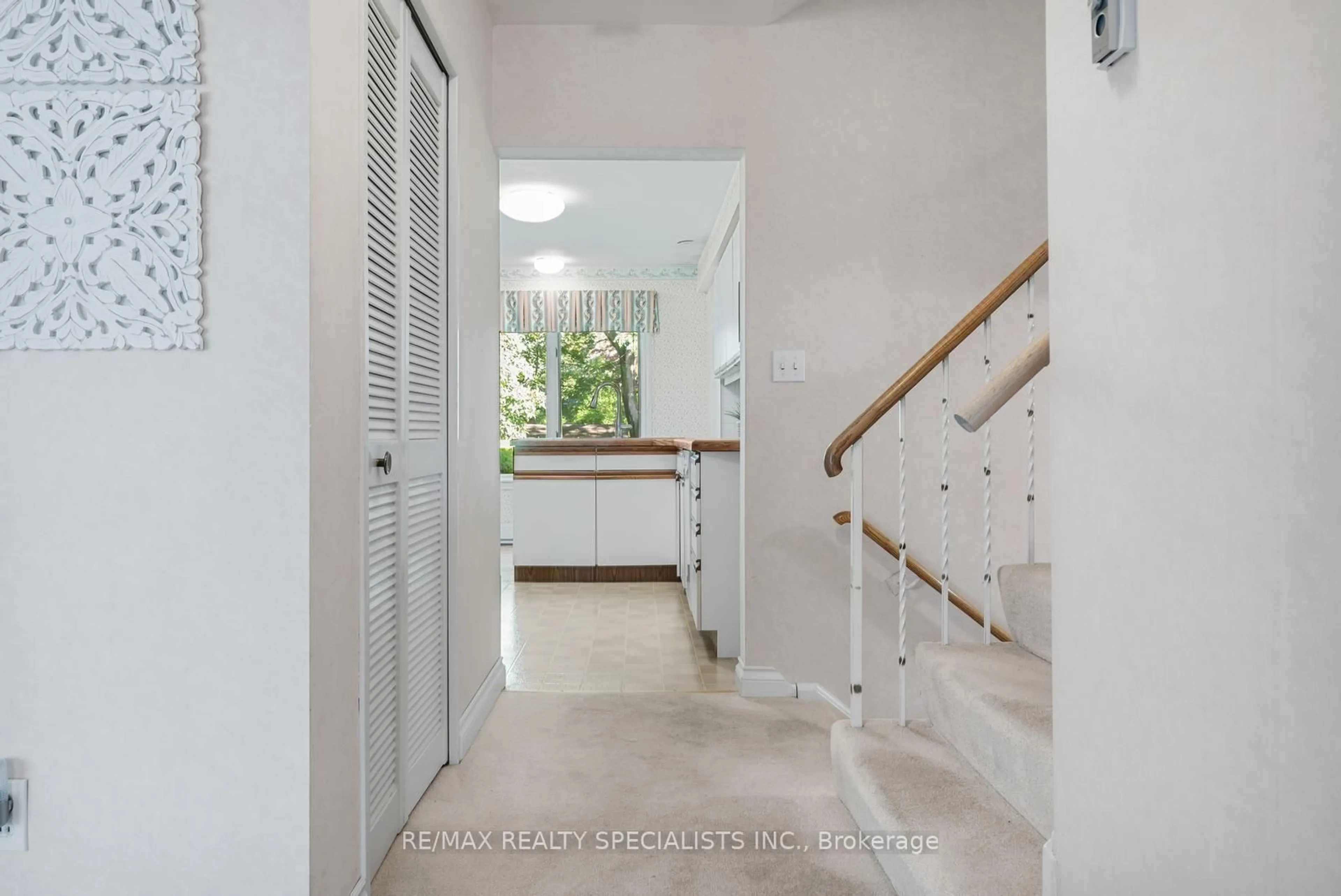 Indoor foyer for 14 Michael Dr, Toronto Ontario M2H 2A3