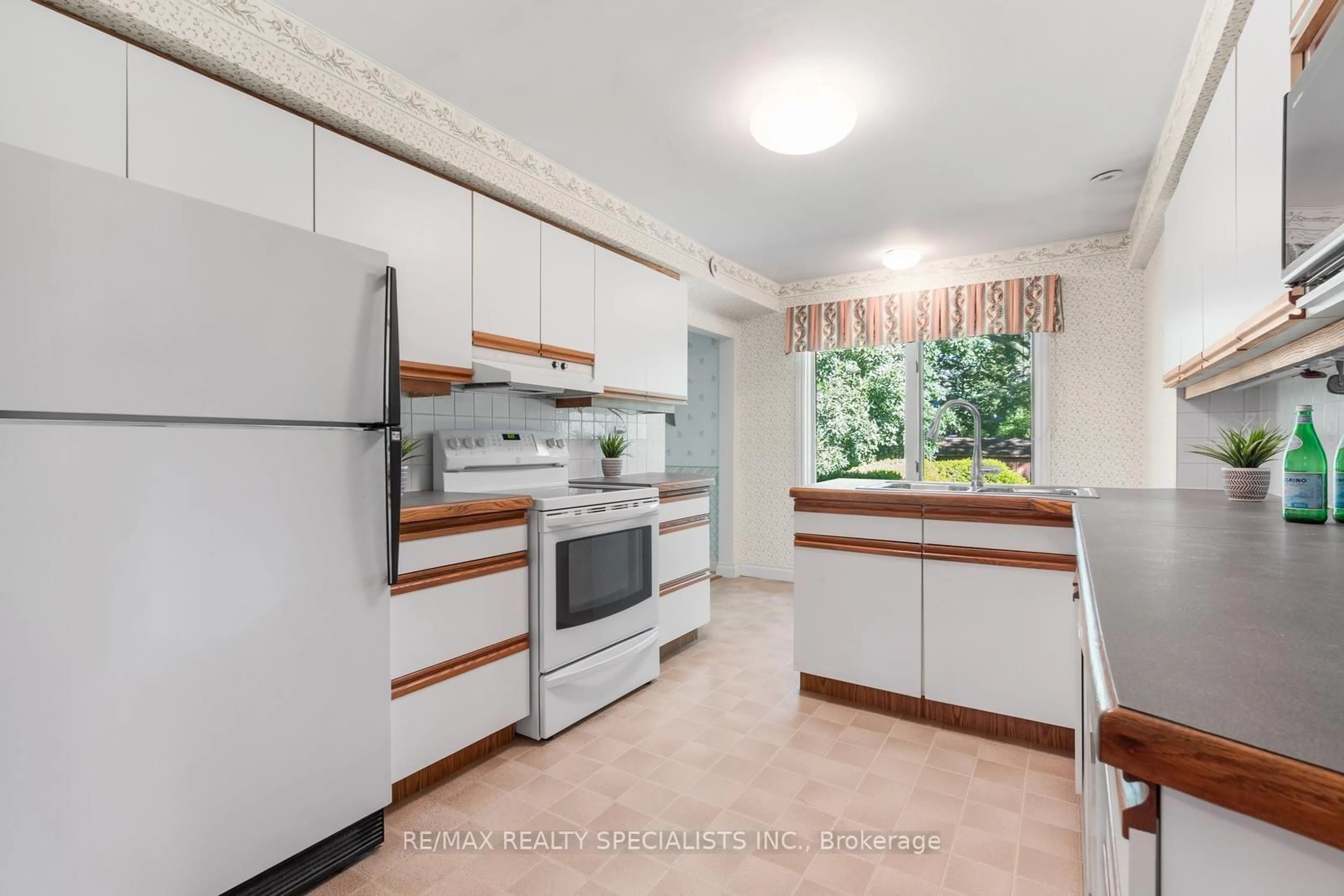 Standard kitchen, unknown for 14 Michael Dr, Toronto Ontario M2H 2A3