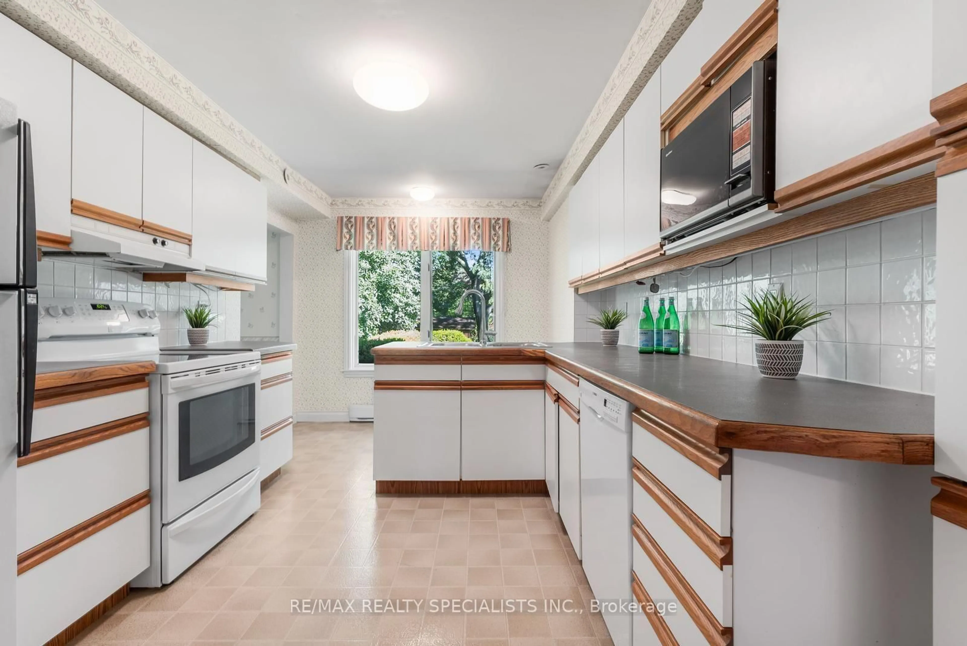 Standard kitchen, ceramic/tile floor for 14 Michael Dr, Toronto Ontario M2H 2A3