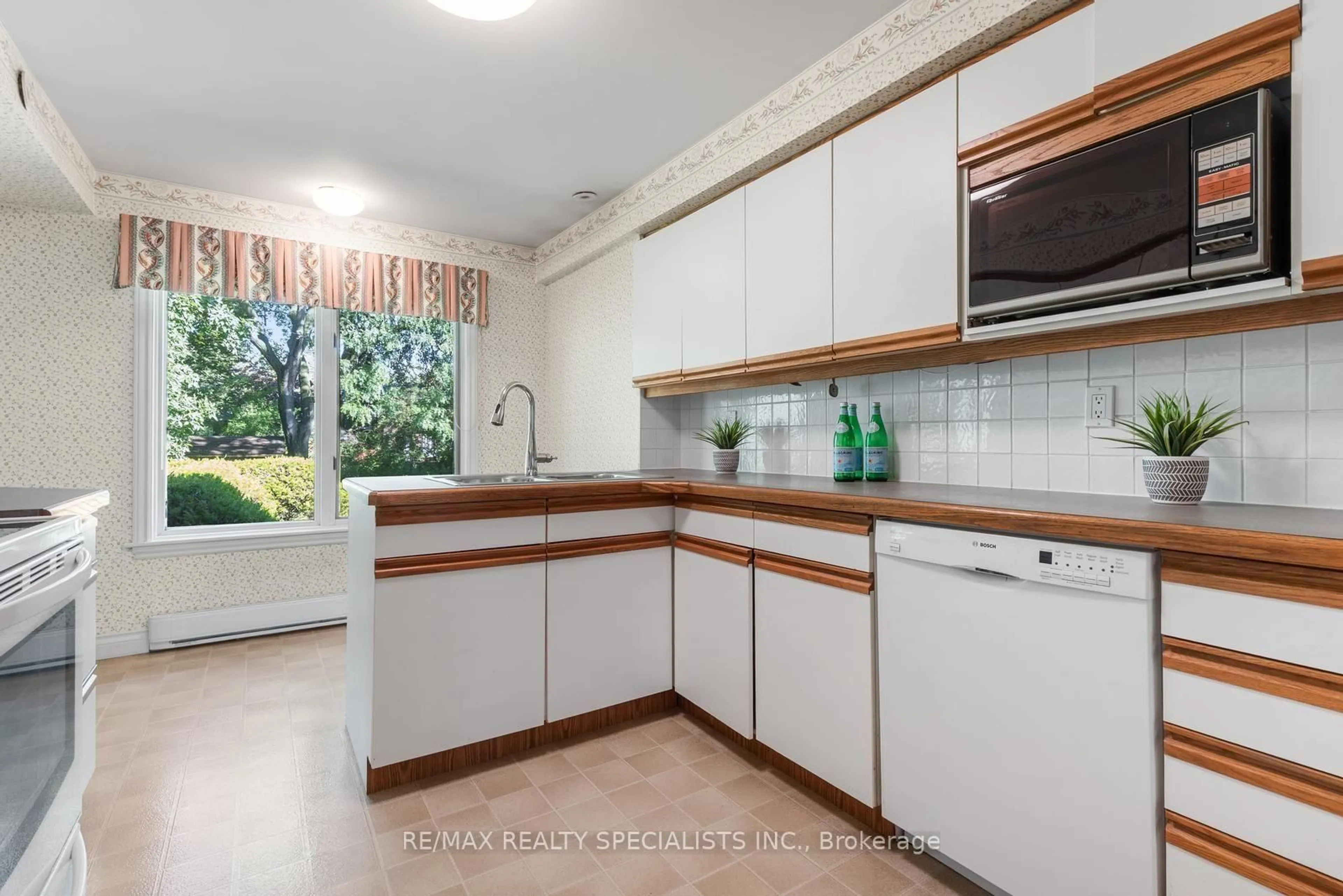 Standard kitchen, ceramic/tile floor for 14 Michael Dr, Toronto Ontario M2H 2A3