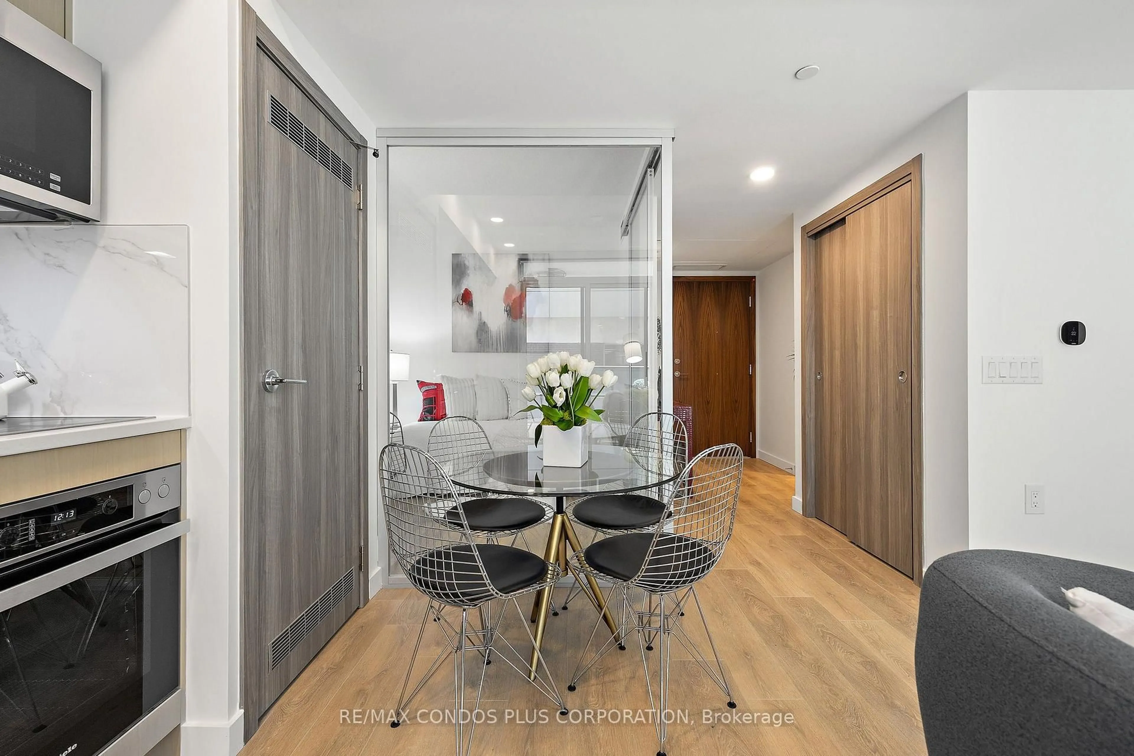 Dining room, wood/laminate floor for 38 Widmer St #810, Toronto Ontario M5V 0P7