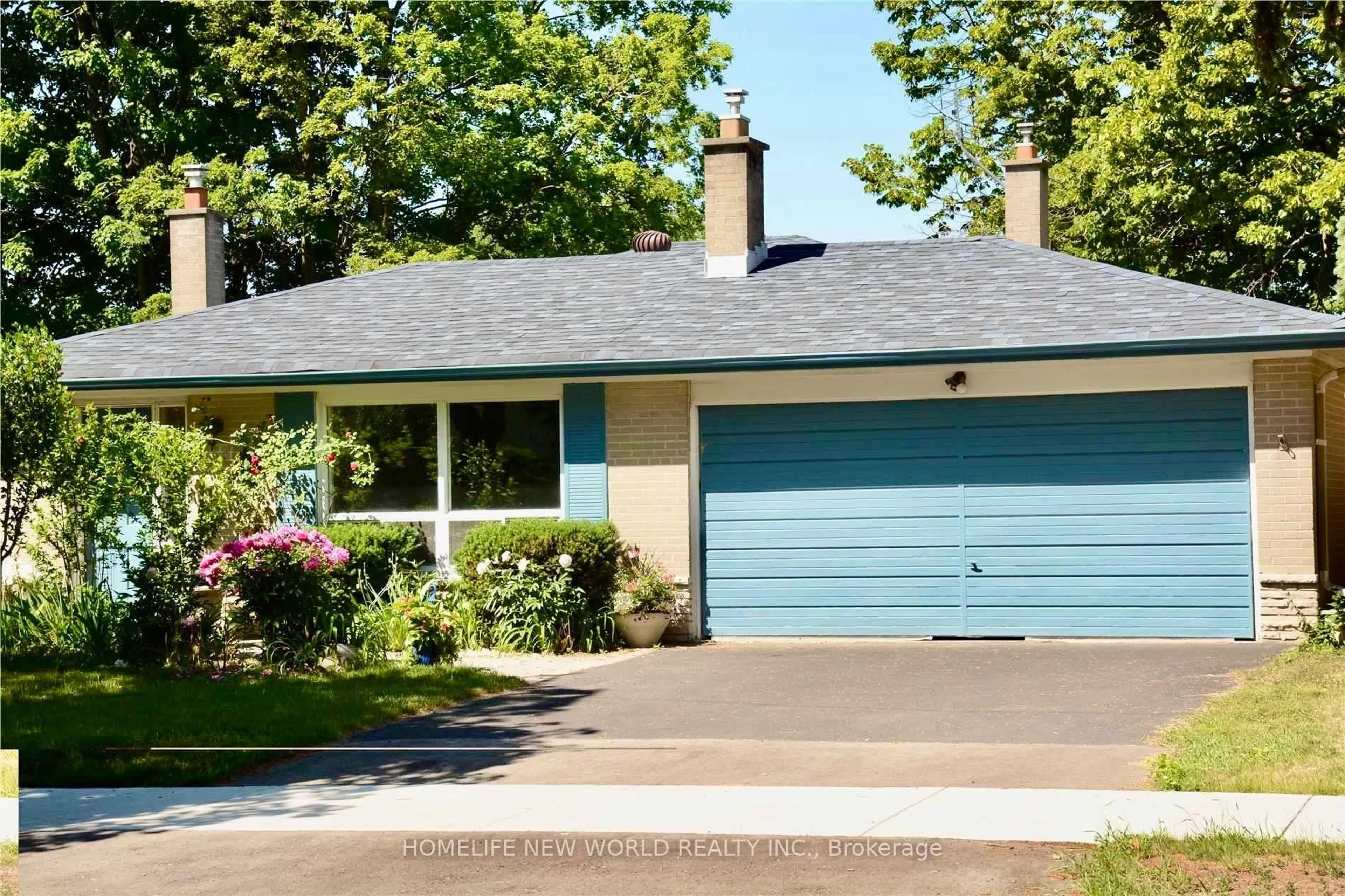 Home with vinyl exterior material, street for 40 Brahms Ave, Toronto Ontario M2H 1H4