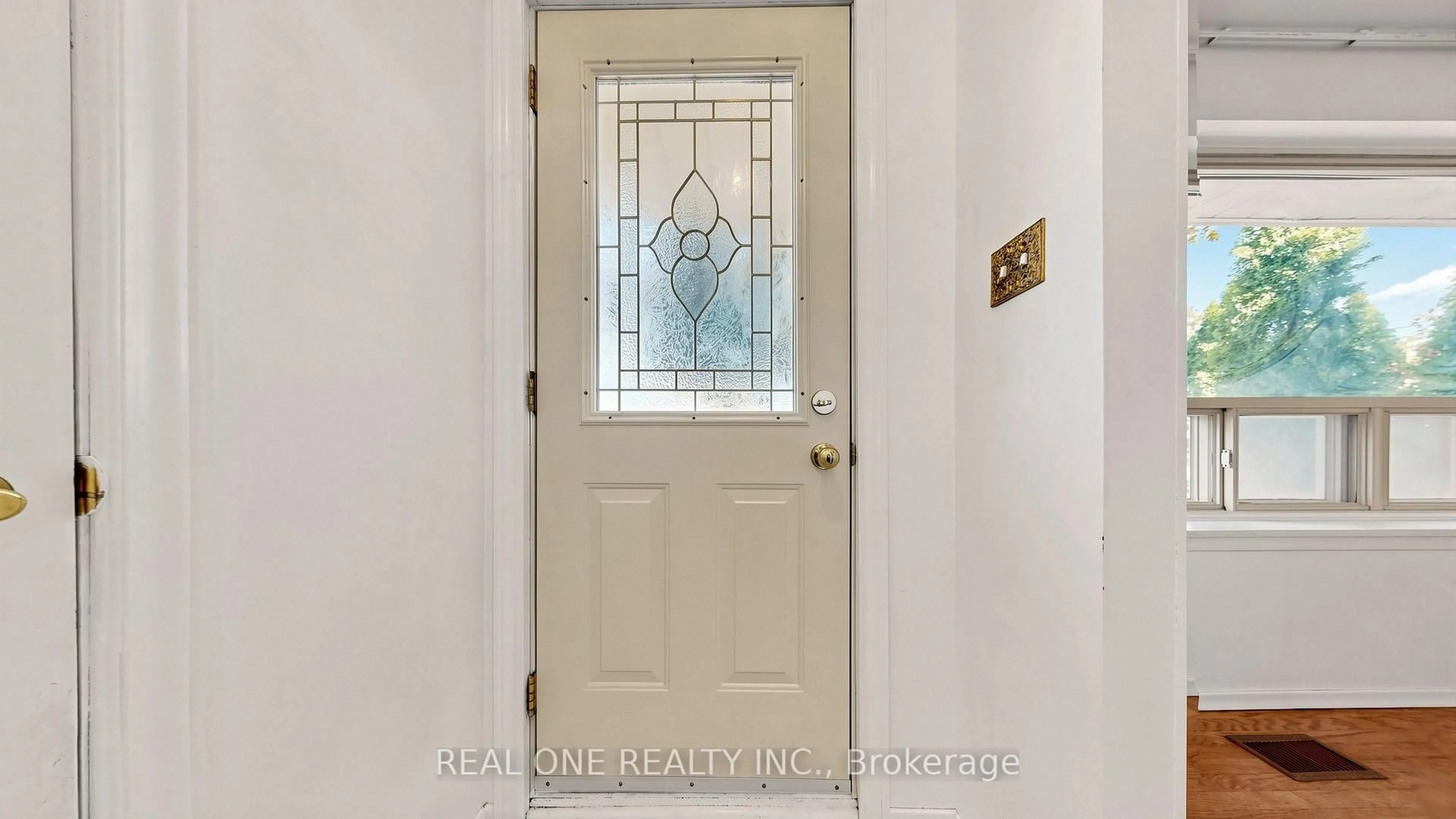 Indoor entryway for 19 Nymark Ave, Toronto Ontario M2J 2G8