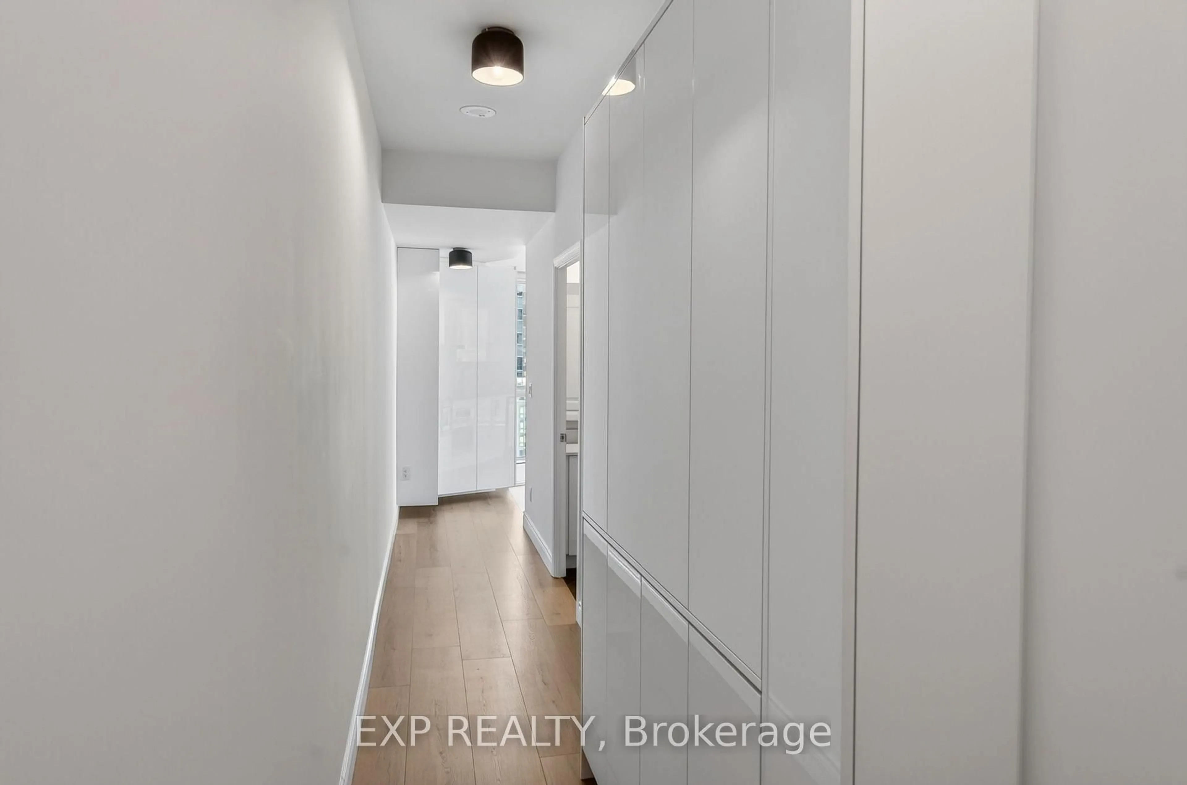 Indoor entryway for 352 Front St #1916, Toronto Ontario M5V 0K3