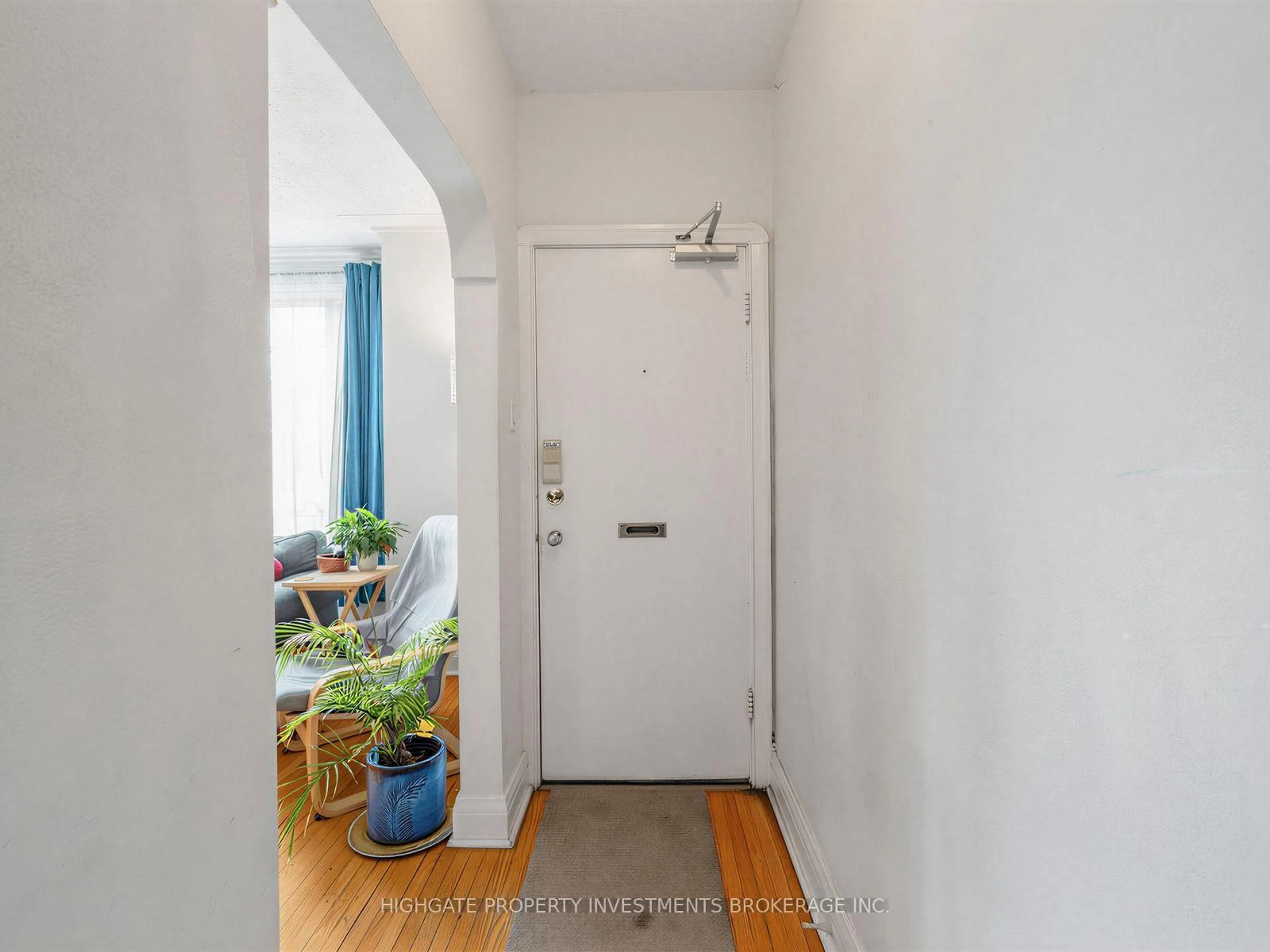 Indoor entryway for 981 Avenue Rd, Toronto Ontario M5P 2K9