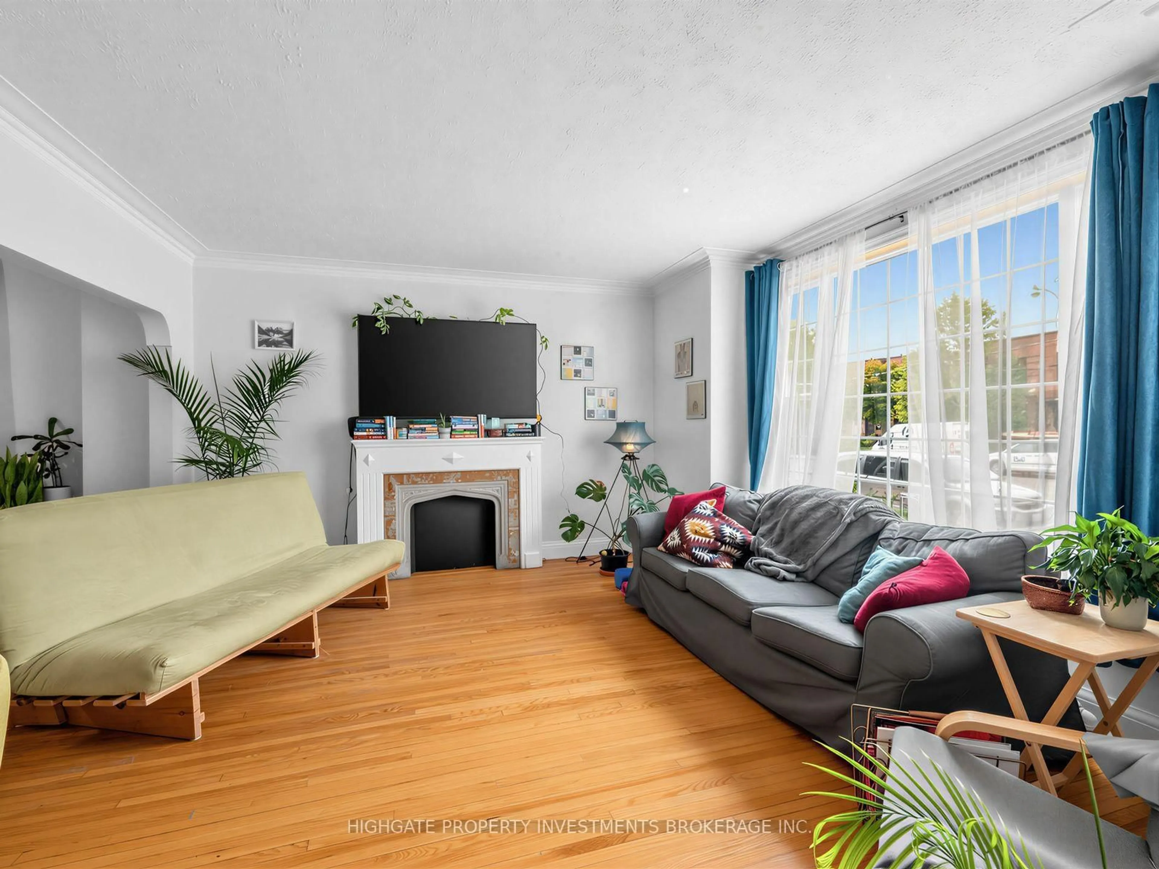 Living room with furniture, unknown for 981 Avenue Rd, Toronto Ontario M5P 2K9