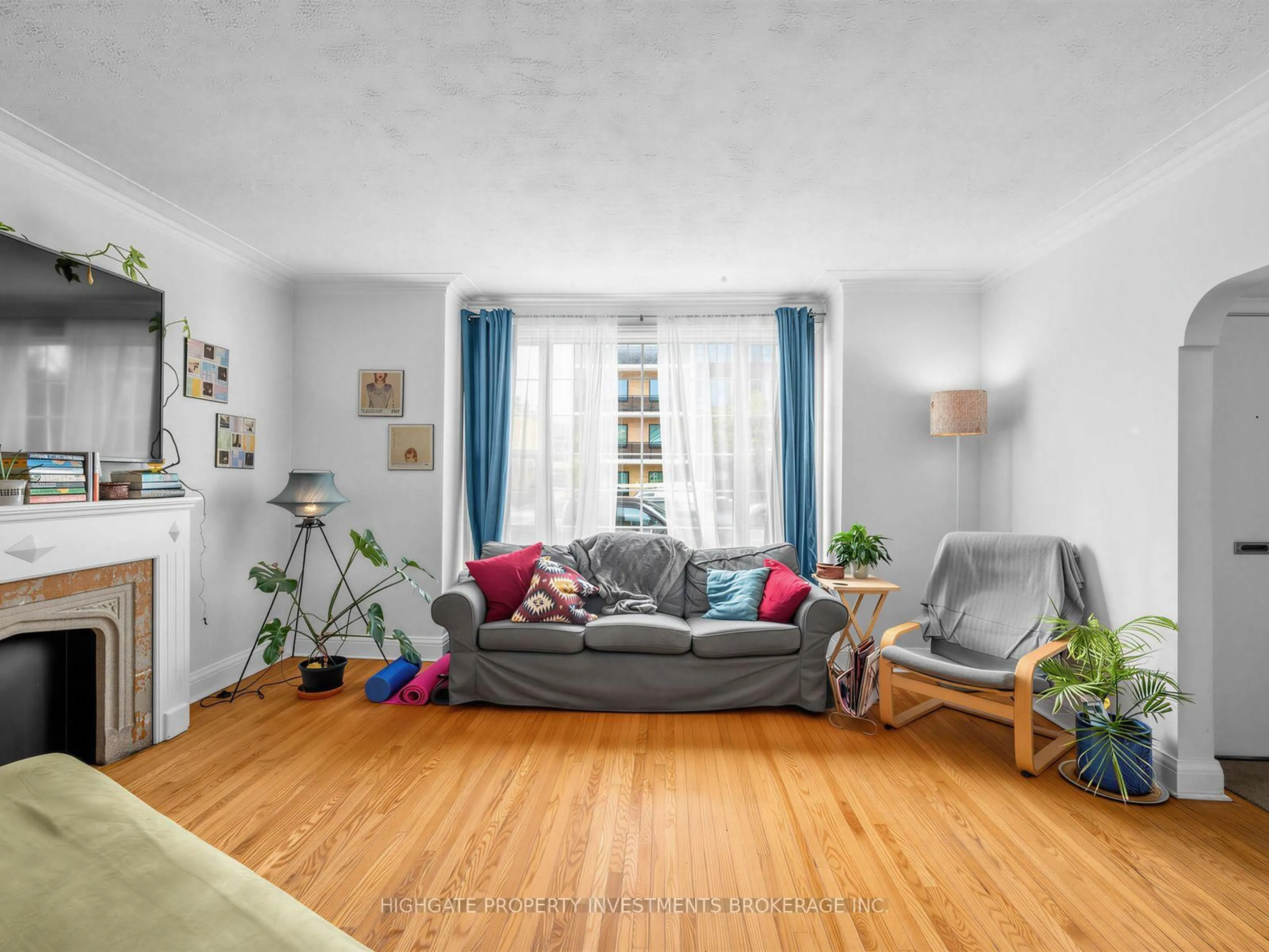Living room with furniture, unknown for 981 Avenue Rd, Toronto Ontario M5P 2K9
