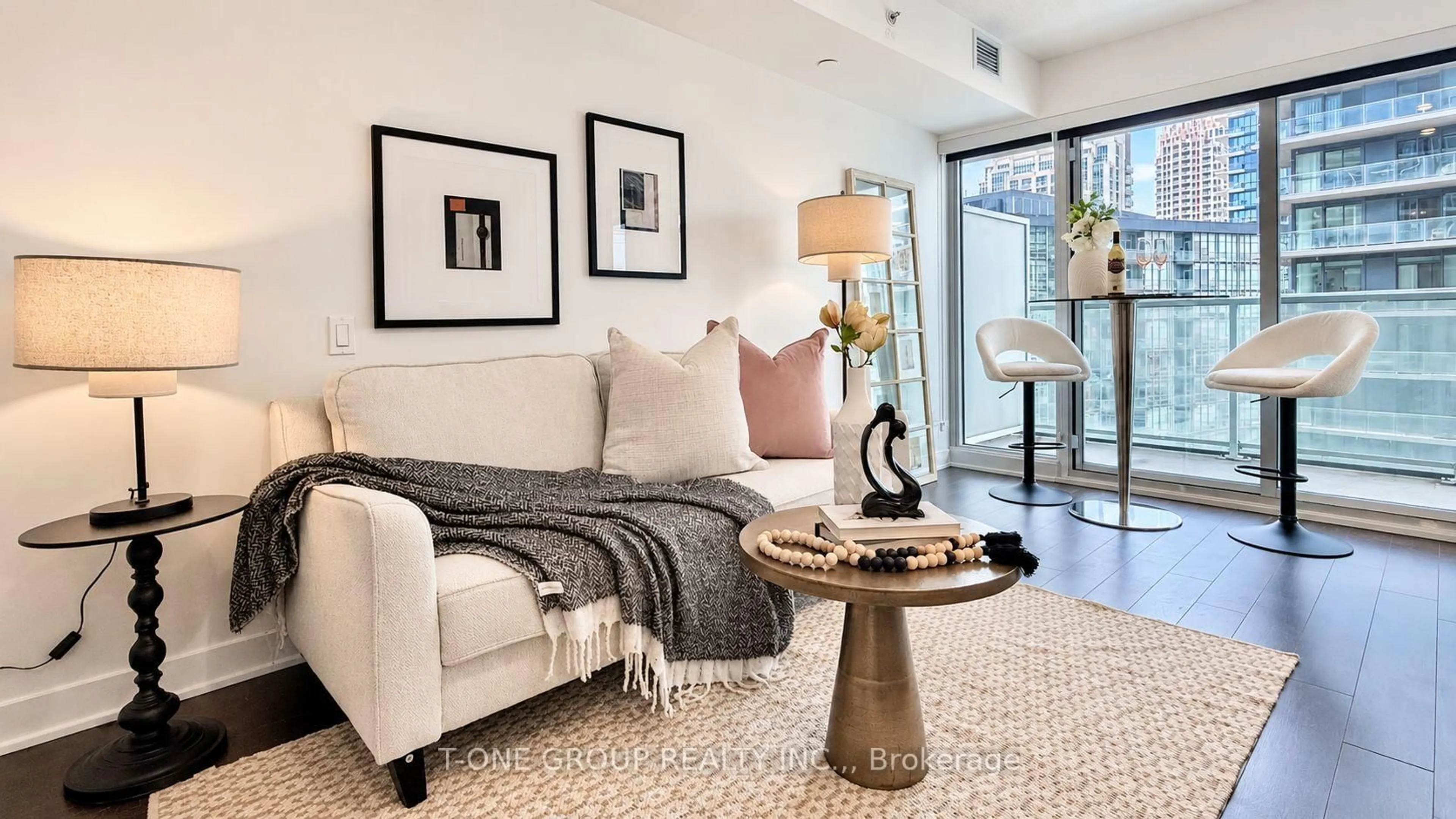 Living room with furniture, unknown for 19 Bathurst St #1502, Toronto Ontario M5V 0N2