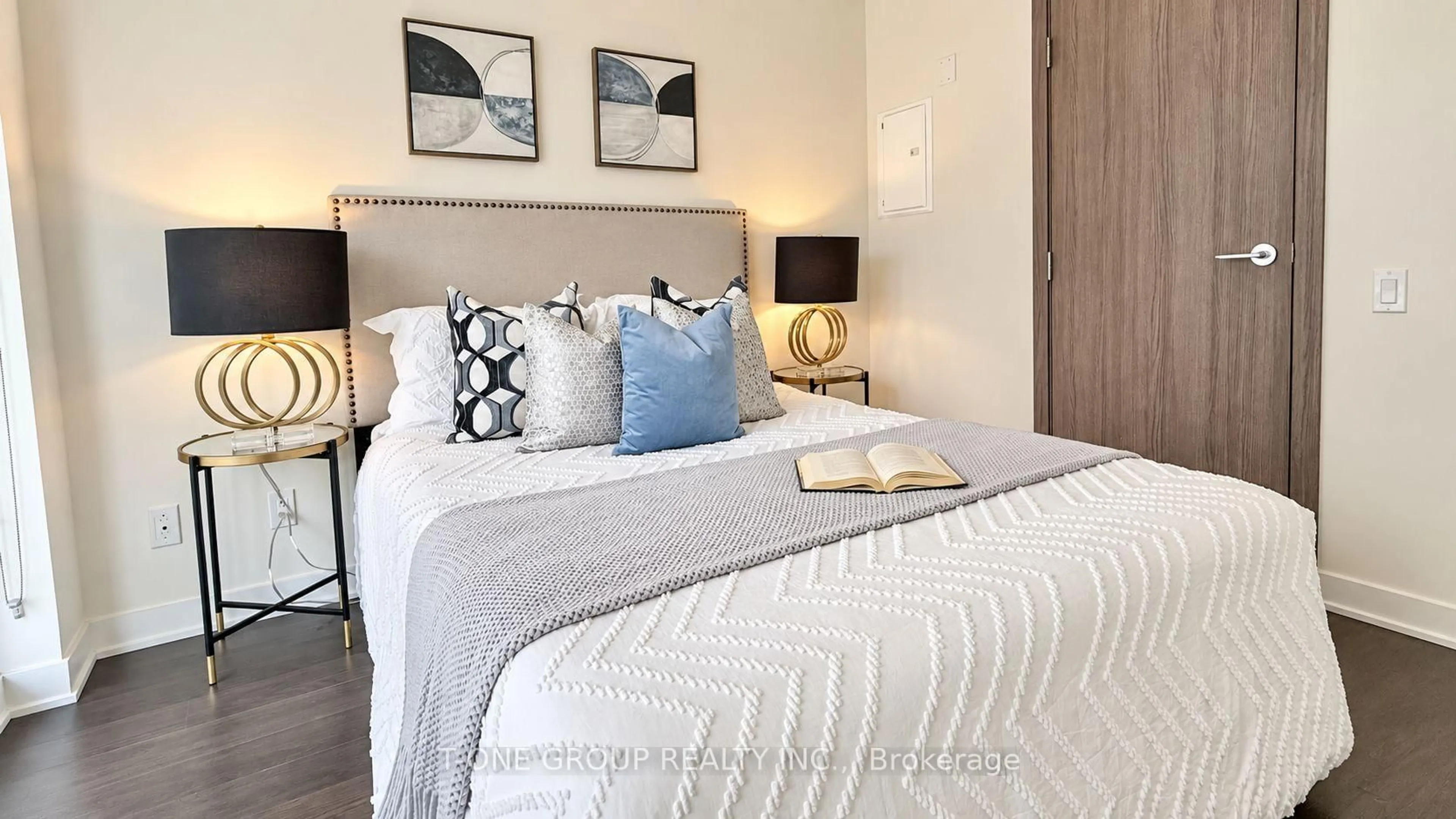 Bedroom with bed, unknown for 19 Bathurst St #1502, Toronto Ontario M5V 0N2