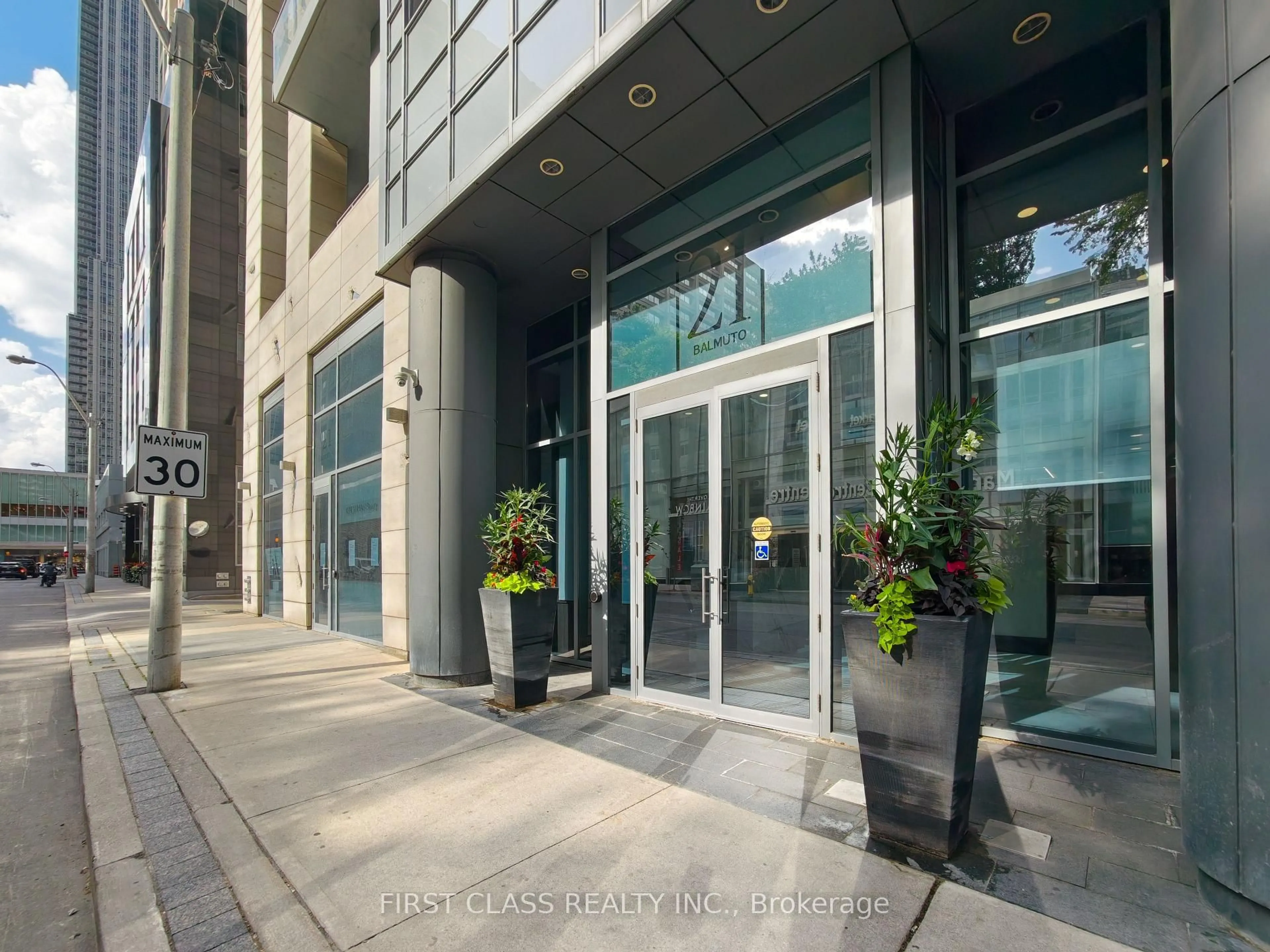 Indoor foyer for 21 Balmuto St #2501, Toronto Ontario M4Y 1W4