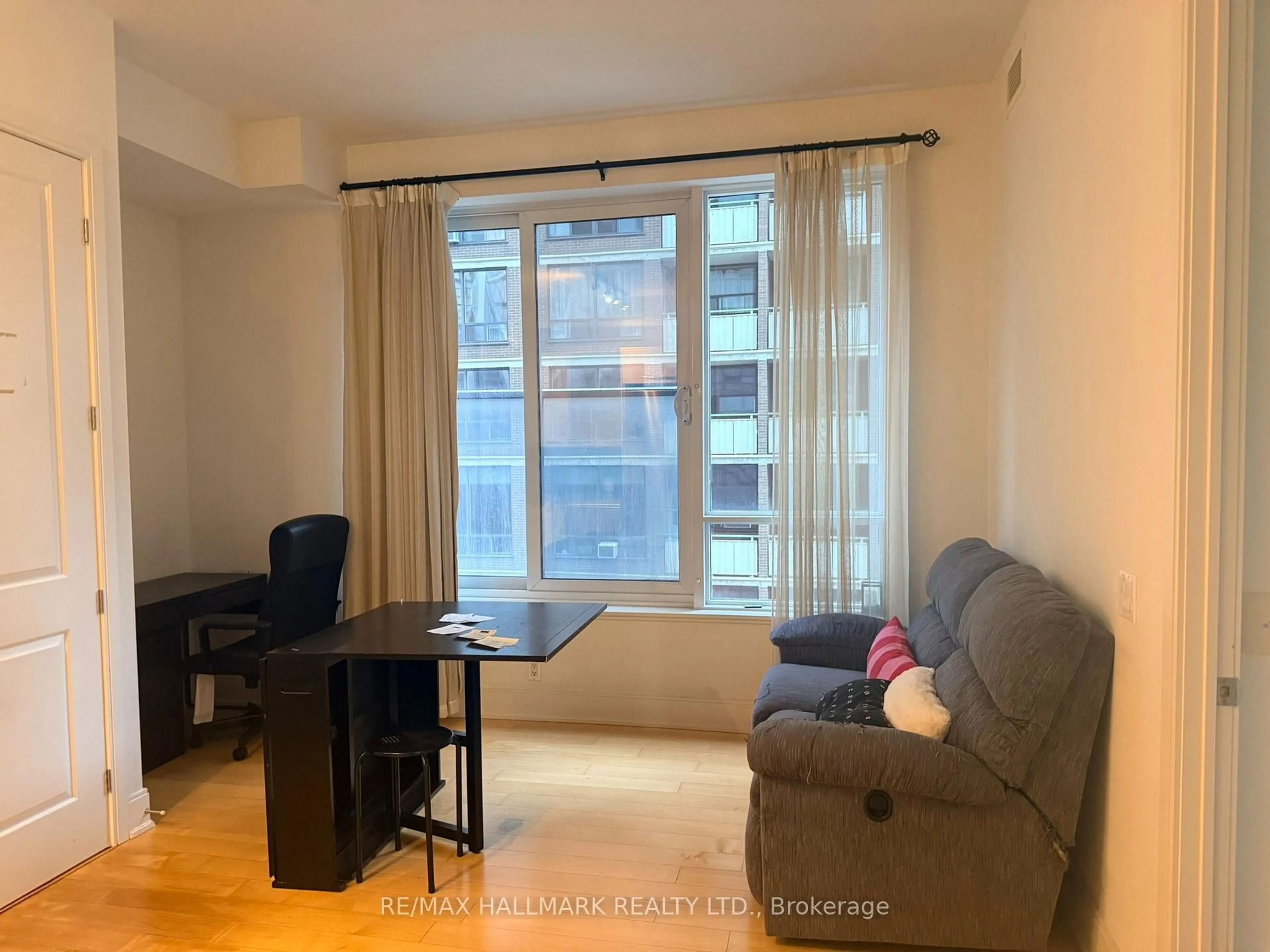 A pic of a room for 21 Balmuto St #803, Toronto Ontario M4Y 1W4