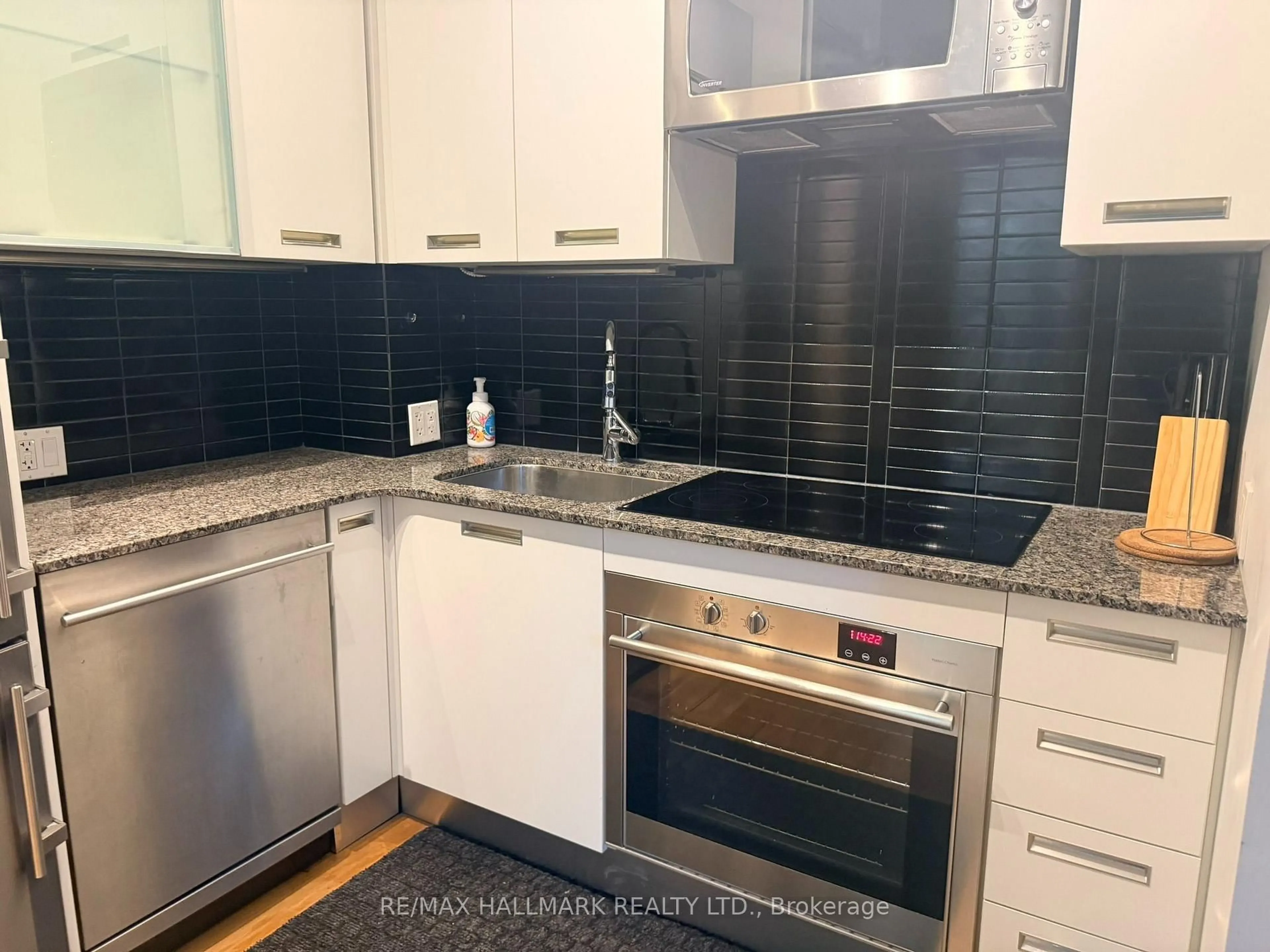 Standard kitchen, ceramic/tile floor for 21 Balmuto St #803, Toronto Ontario M4Y 1W4