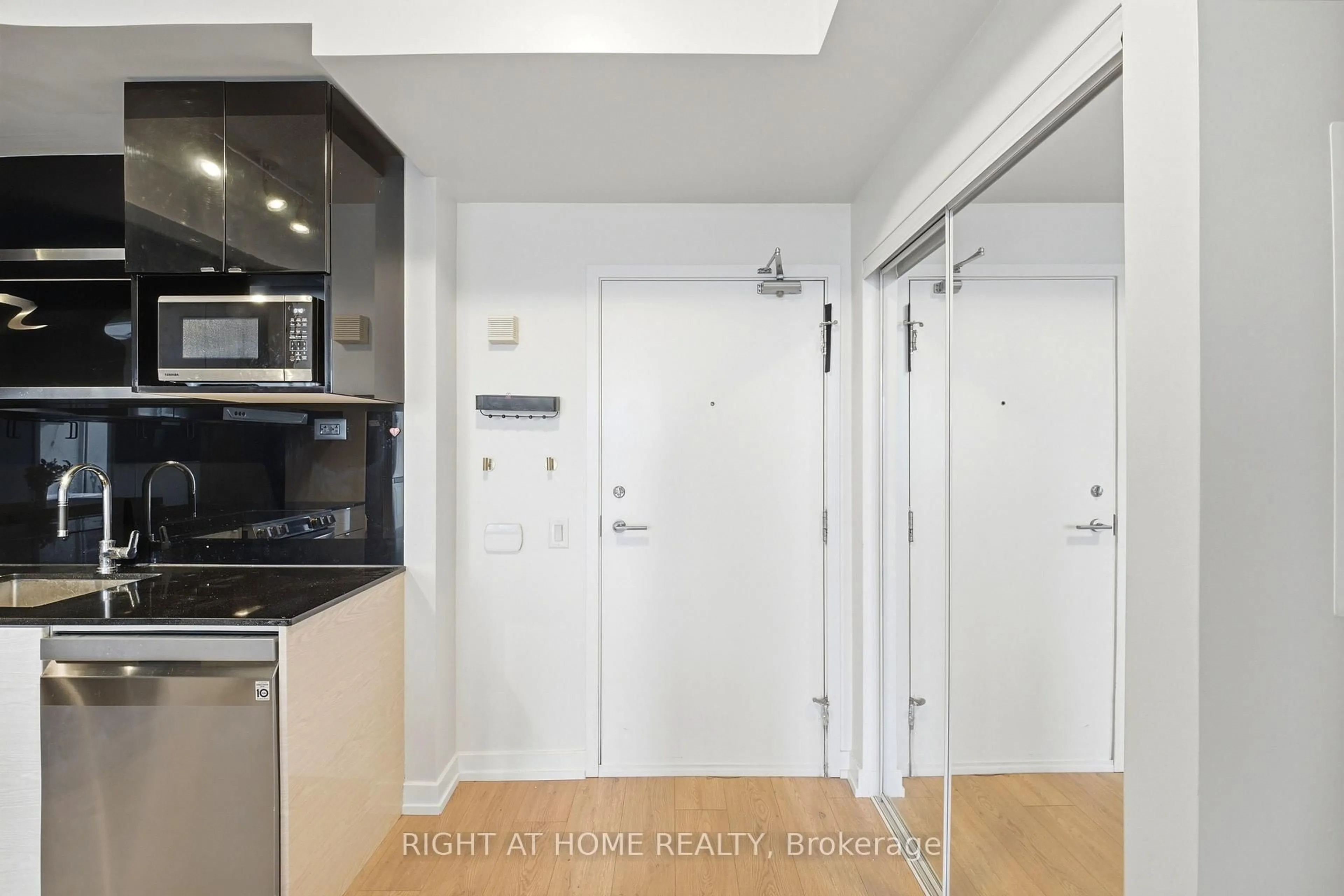 Standard kitchen, unknown for 72 ESTHER SHINER Blvd #219, Toronto Ontario M2K 0C4