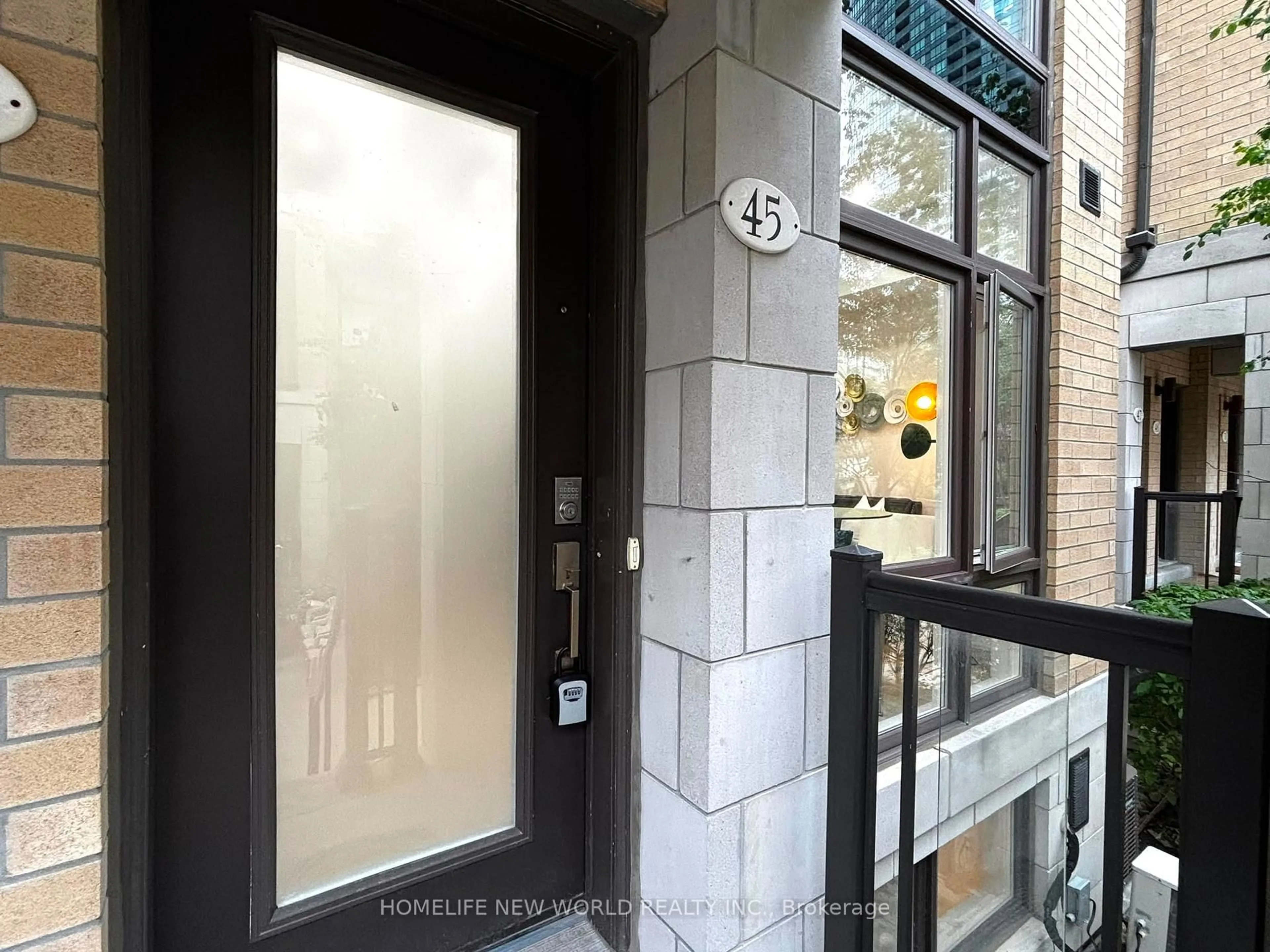 Indoor entryway for 19 Eldora Ave #45, Toronto Ontario M2M 1R3
