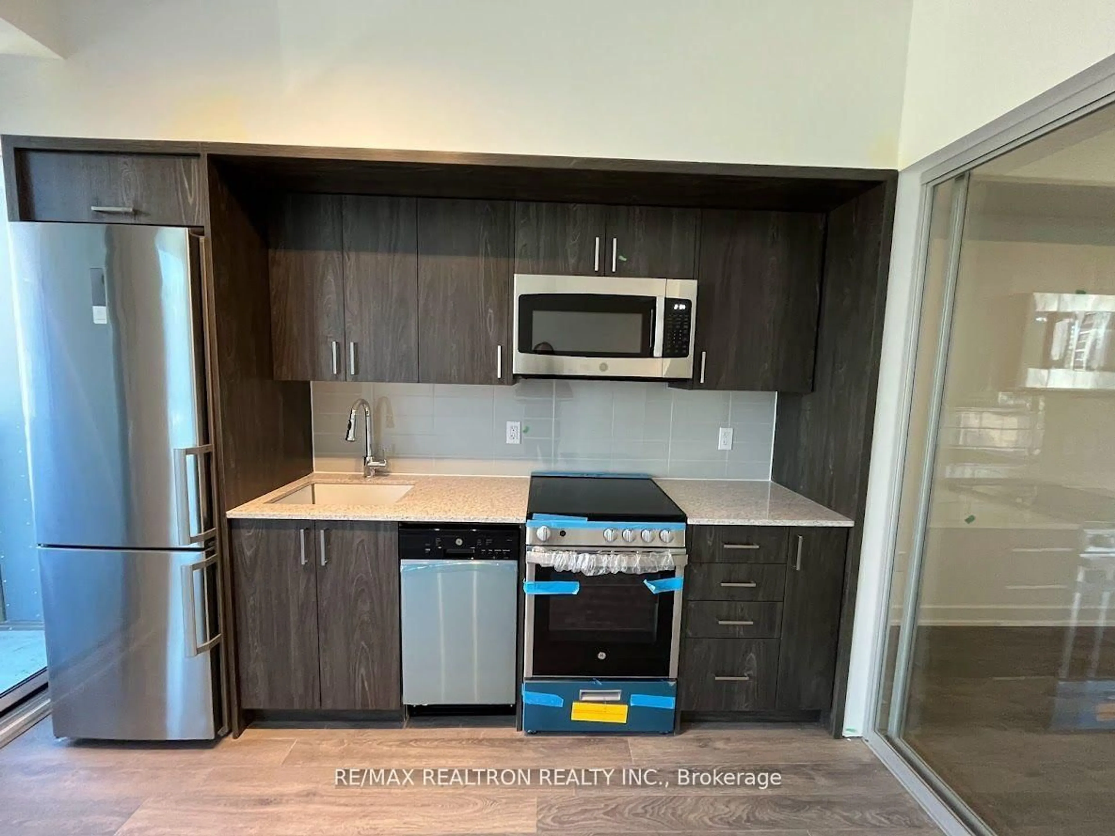 Standard kitchen, wood/laminate floor for 1 Cardiff Rd #308, Toronto Ontario M4P 0G2