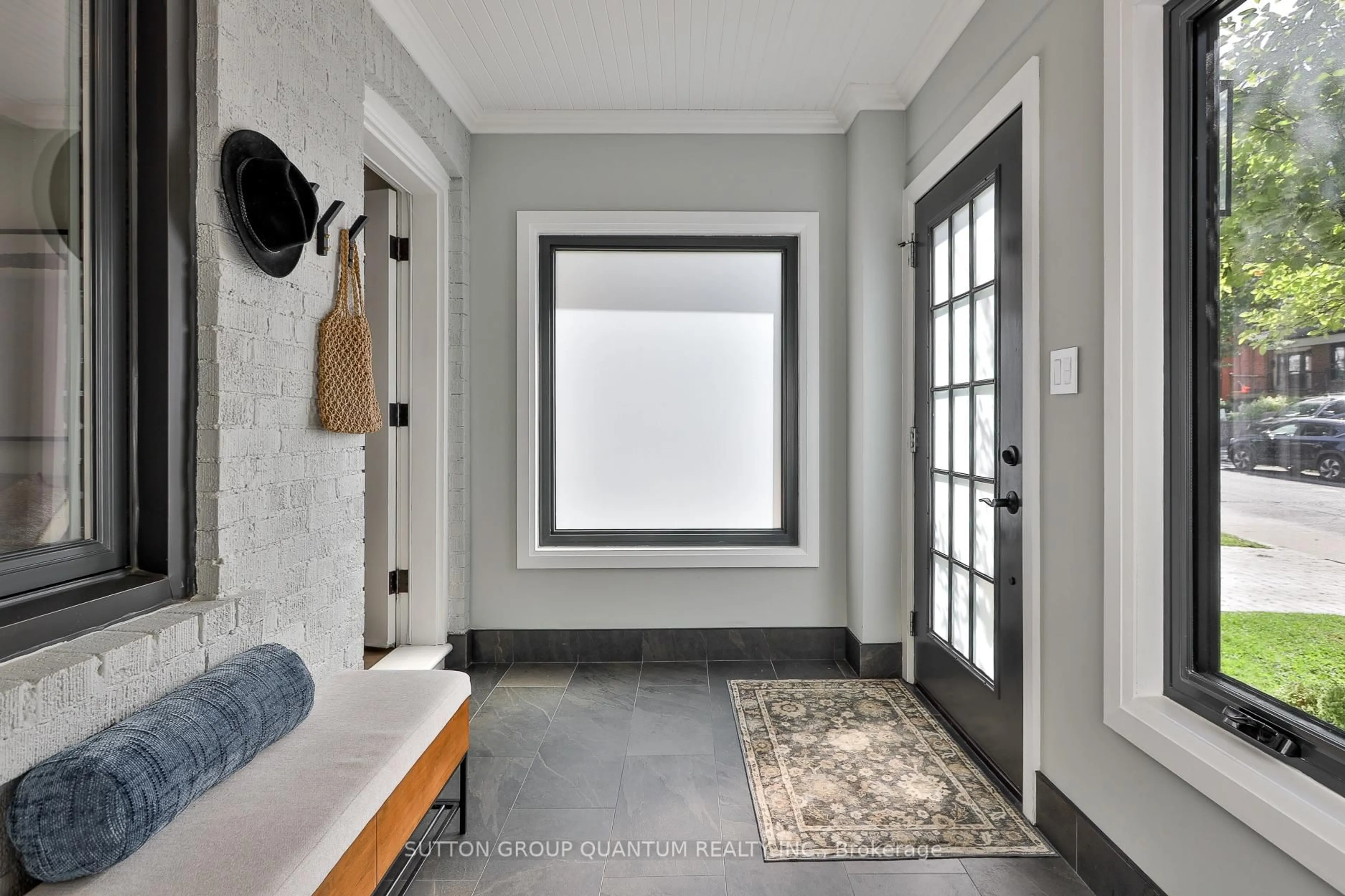 Indoor entryway for 110 Castlefield Ave, Toronto Ontario M4R 1G4