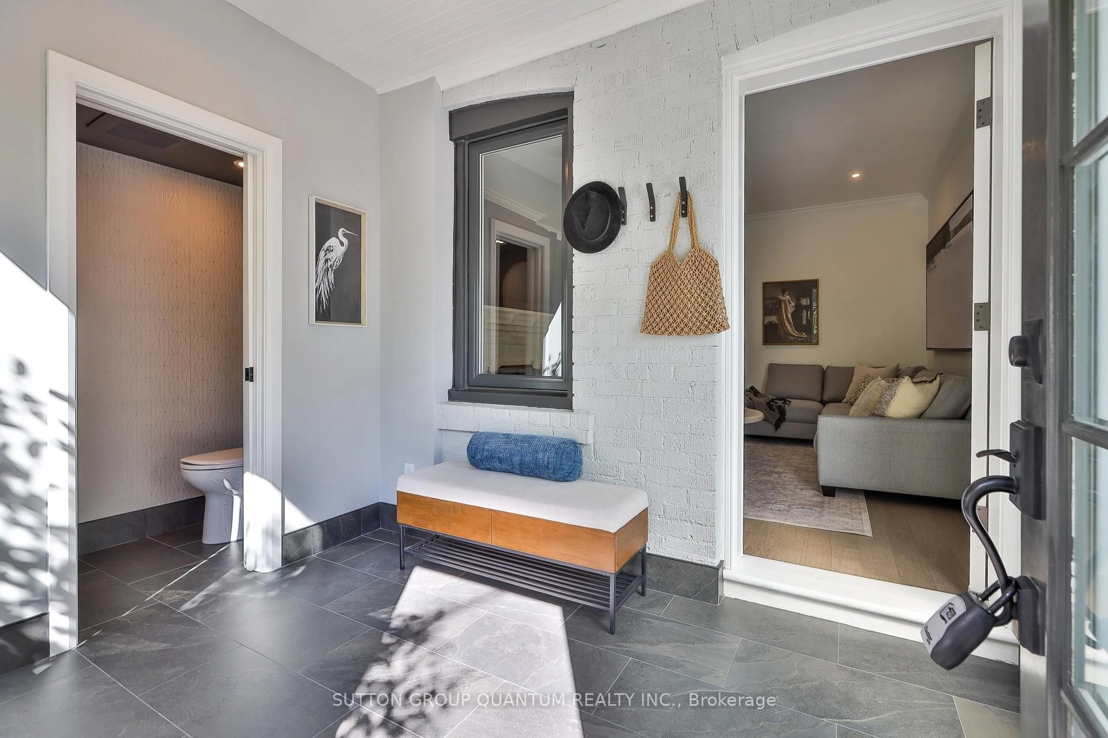 Indoor entryway for 110 Castlefield Ave, Toronto Ontario M4R 1G4