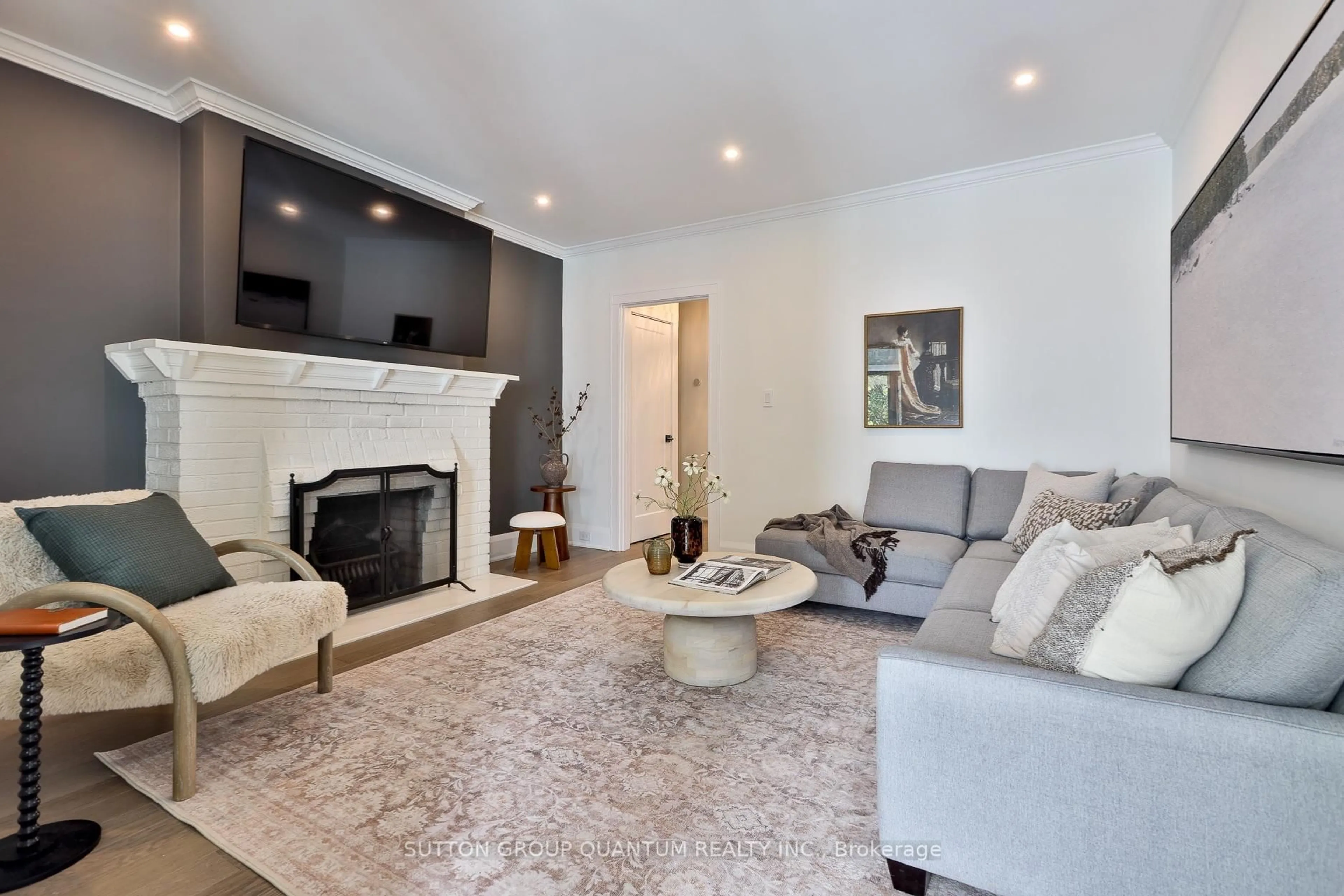 Living room with furniture, unknown for 110 Castlefield Ave, Toronto Ontario M4R 1G4