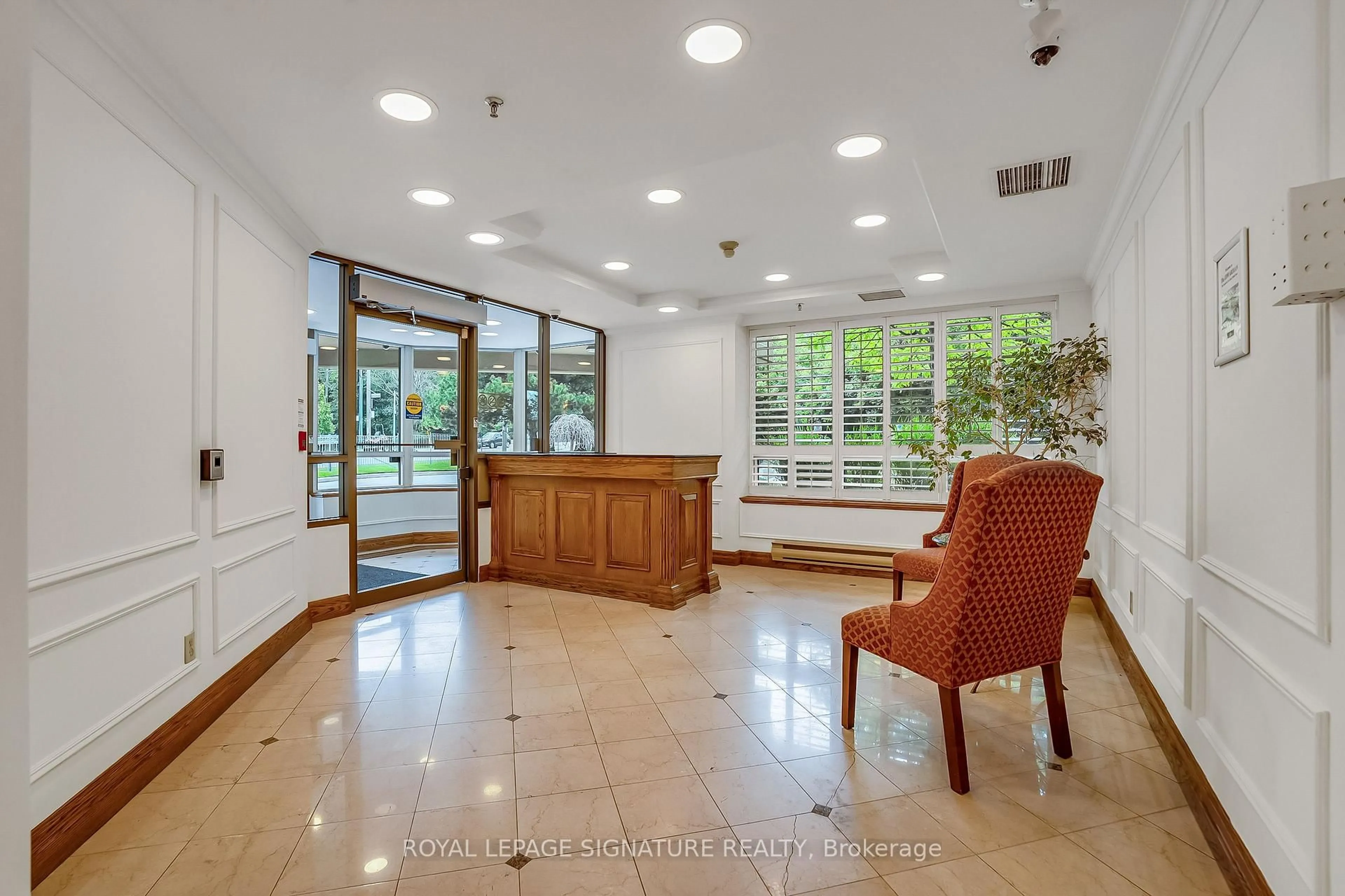 Indoor foyer for 801 Lawrence Ave #106, Toronto Ontario M3C 3W2