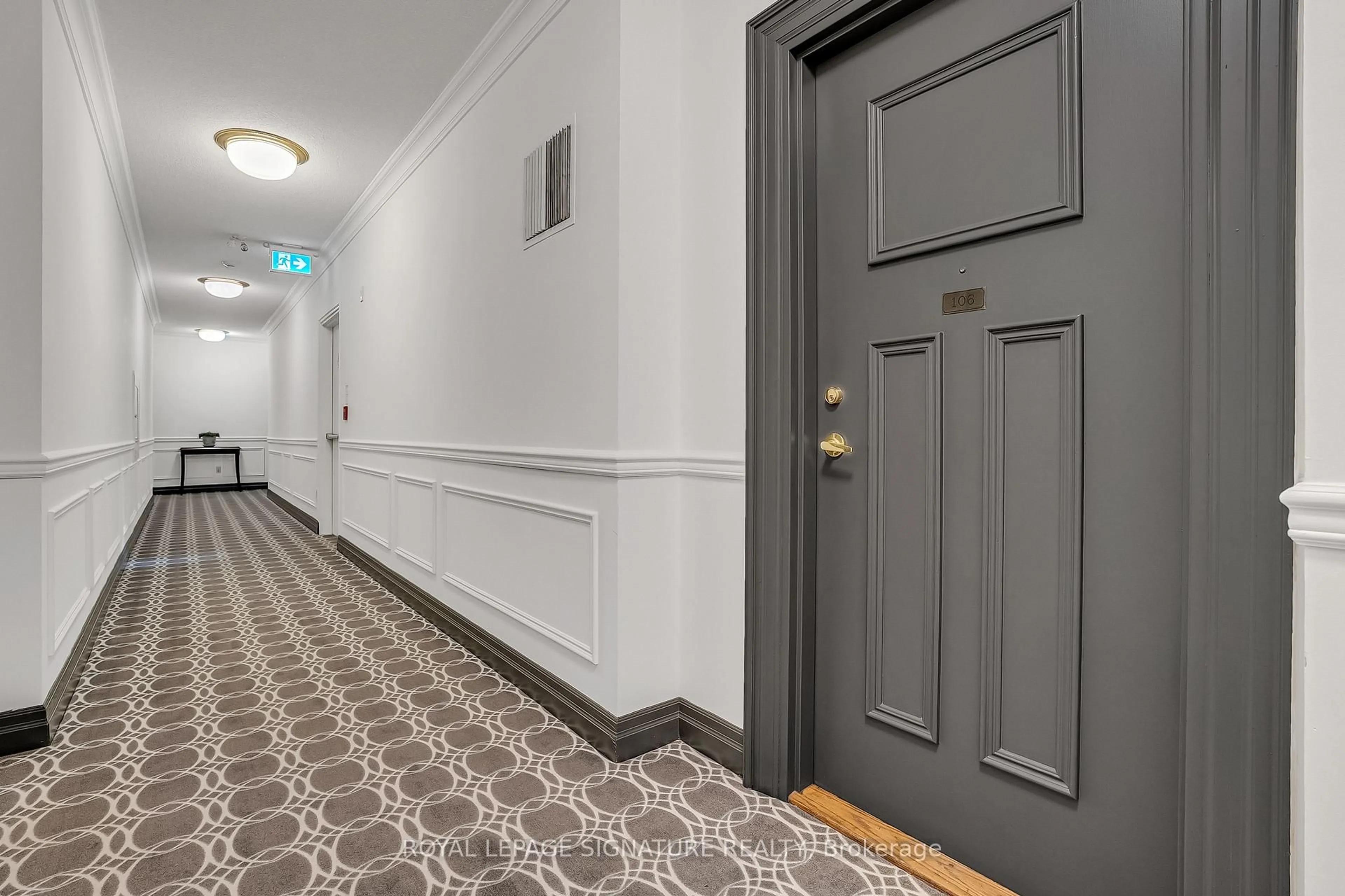 Indoor foyer for 801 Lawrence Ave #106, Toronto Ontario M3C 3W2